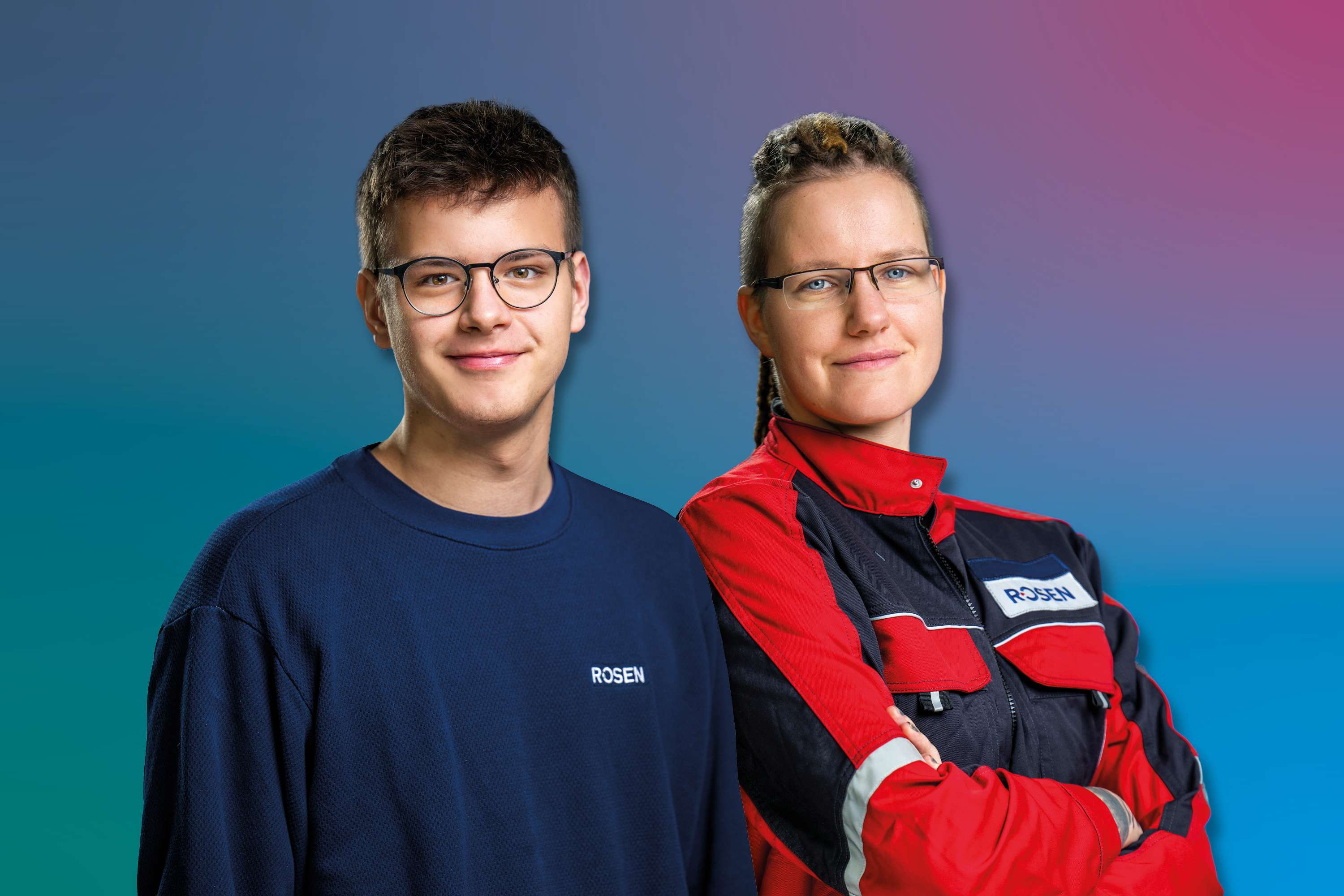 2 Auszubildende sind mittig vorm ROSEN Hintergrund platziert.
