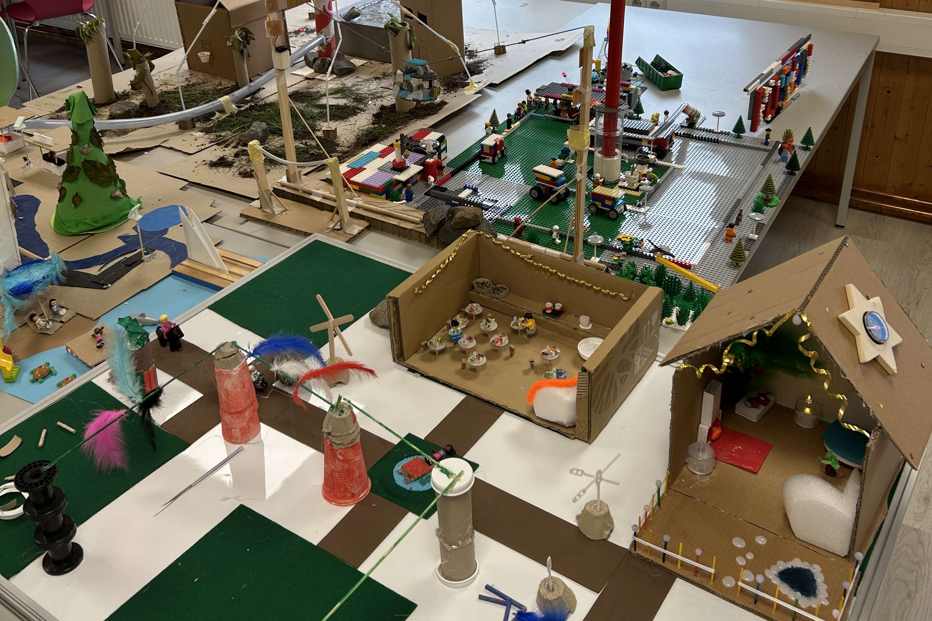 Image of a ROTOPIA project: A miniature city built from various materials