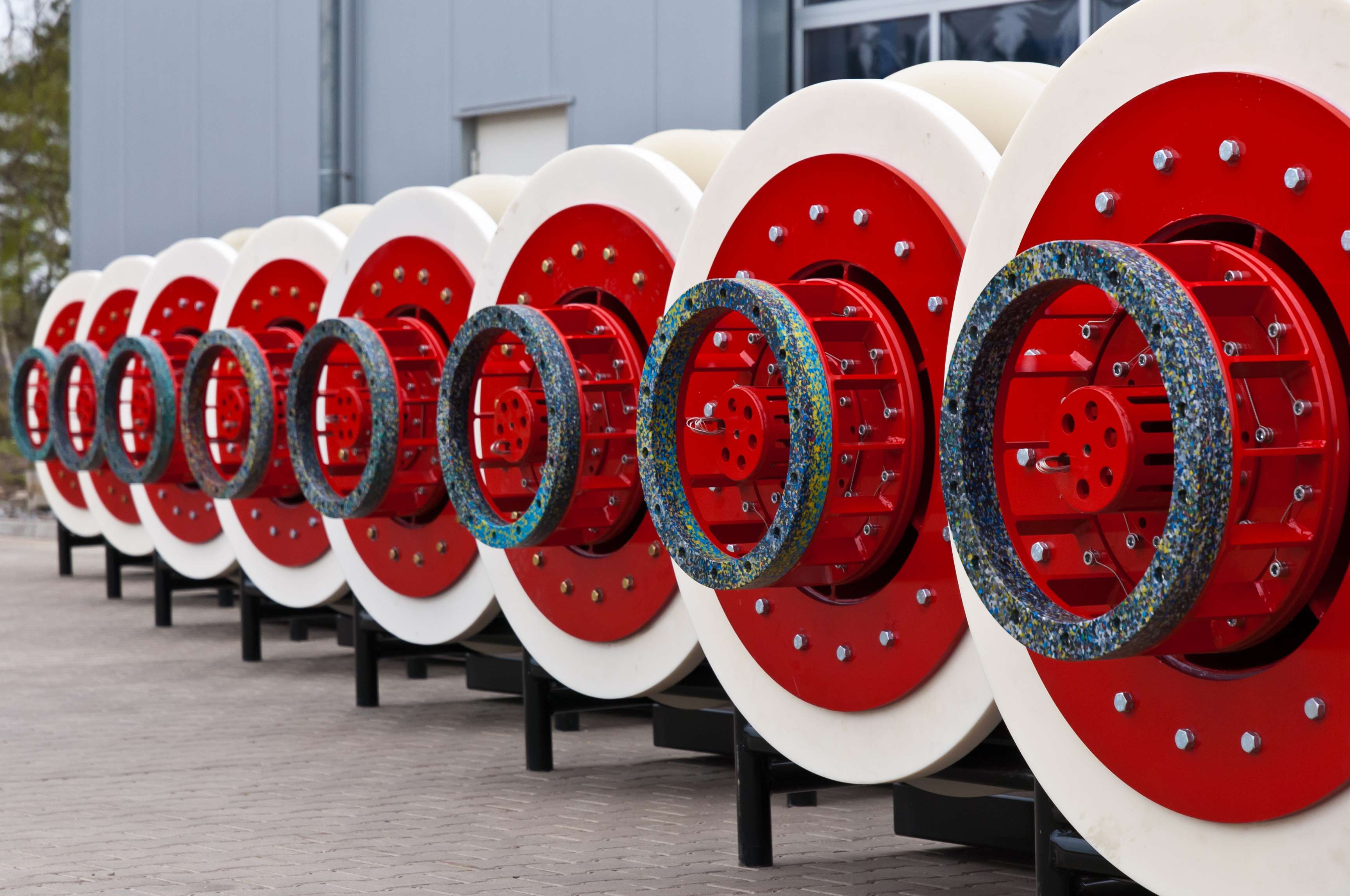 Image of a diagonal row of cleaning pigs with a red center and white cups