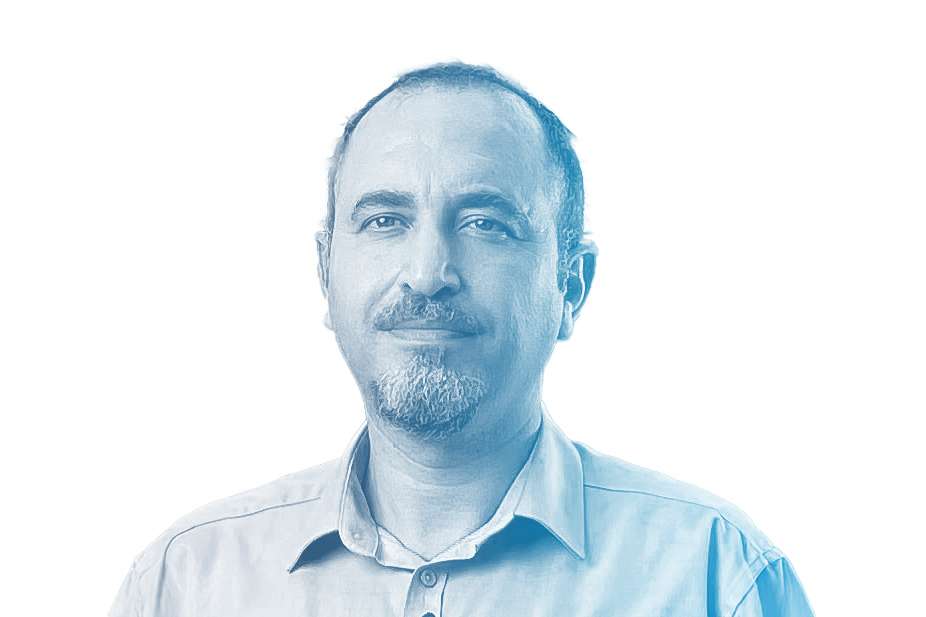 This portrait shows Hazem Rahmah. A gradient has been applied to it.