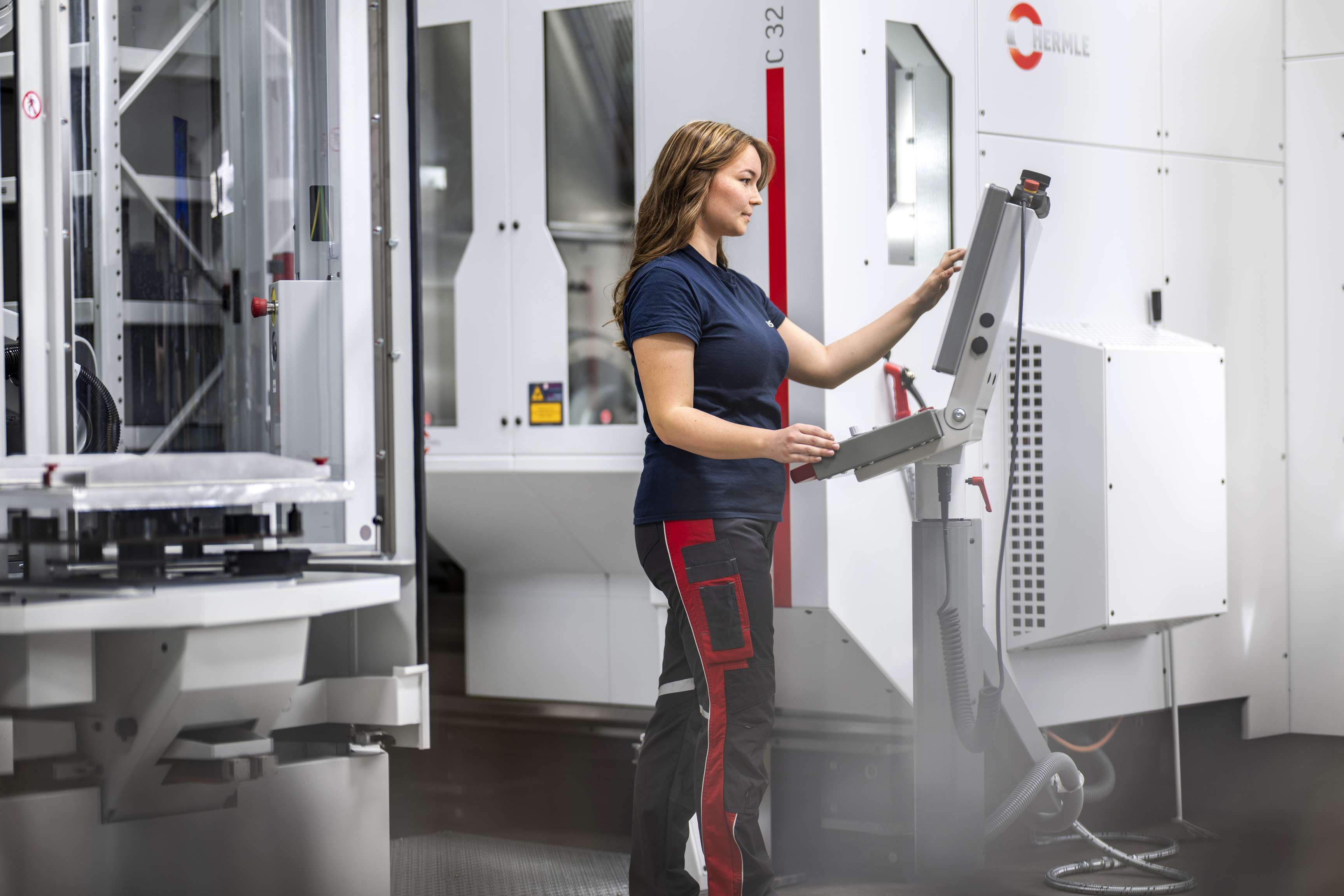 Ein ROSEN-Kollege arbeitet an einer CNC-Schneidemaschine in der Produktion.