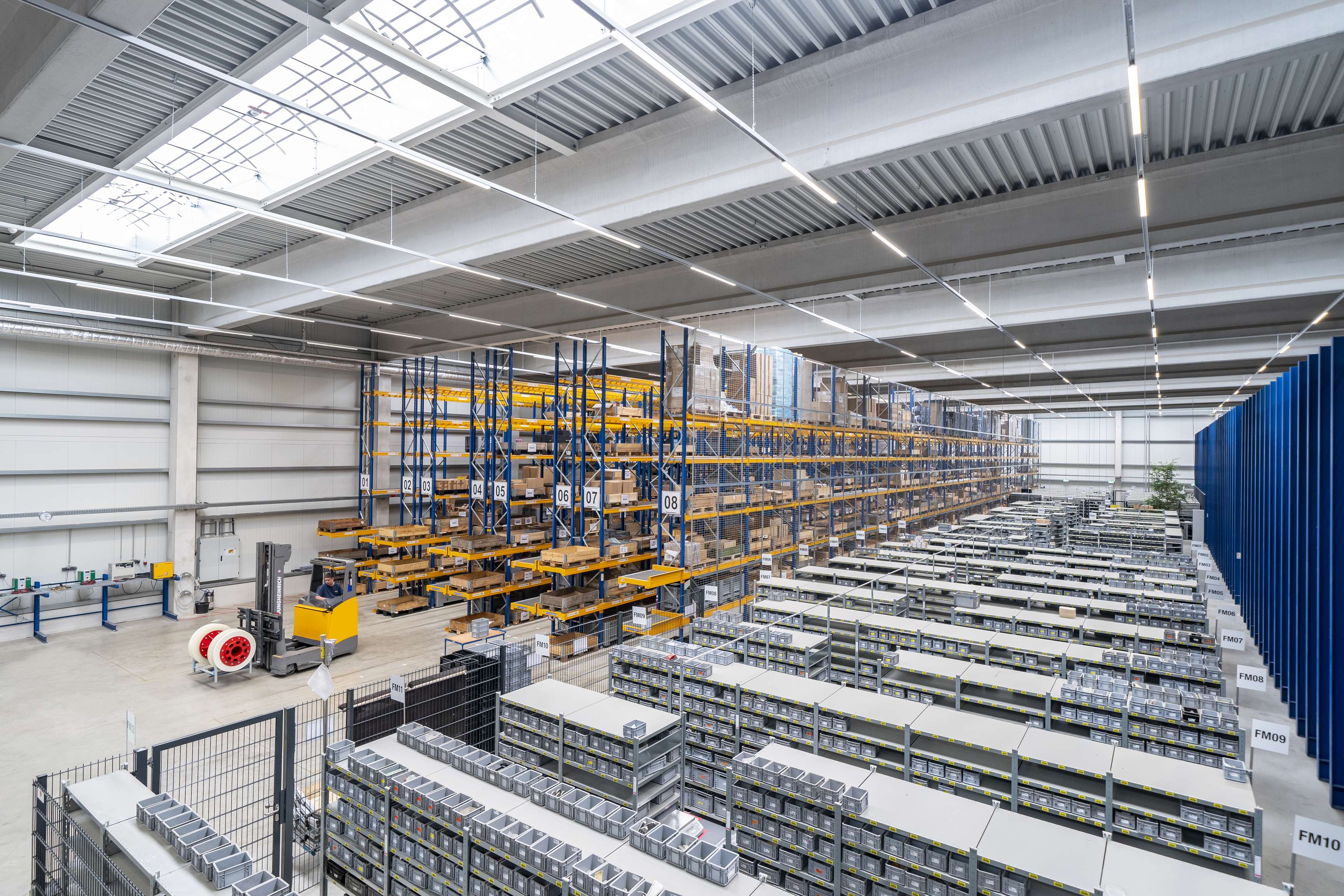 Hochregale in der ROSEN-Logistikhalle.