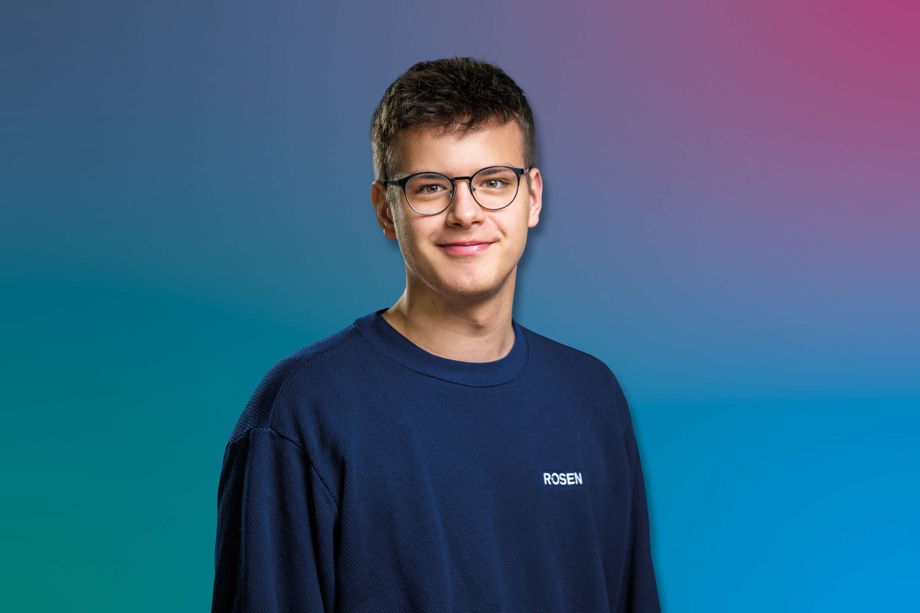 1 Auszubildender aus der Elektrotechnik ist mittig vorm ROSEN Hintergrund platziert.