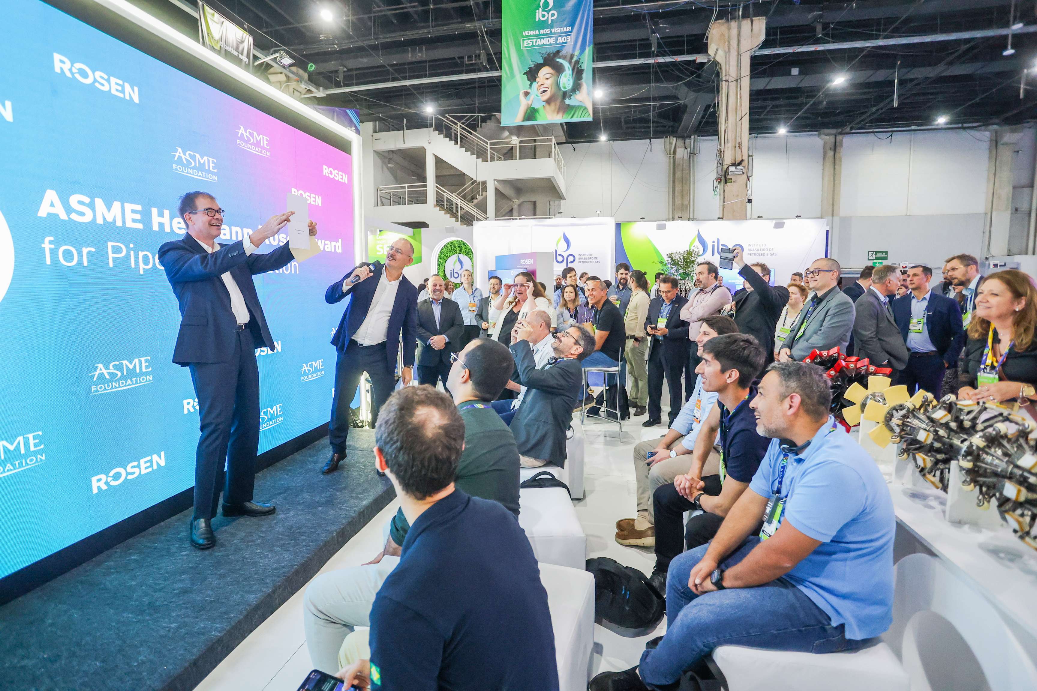 This picture shows Andreas Opfermann, CEO of ROSEN, announcing the winner of the ASME Hermann Rosen Award 2025.