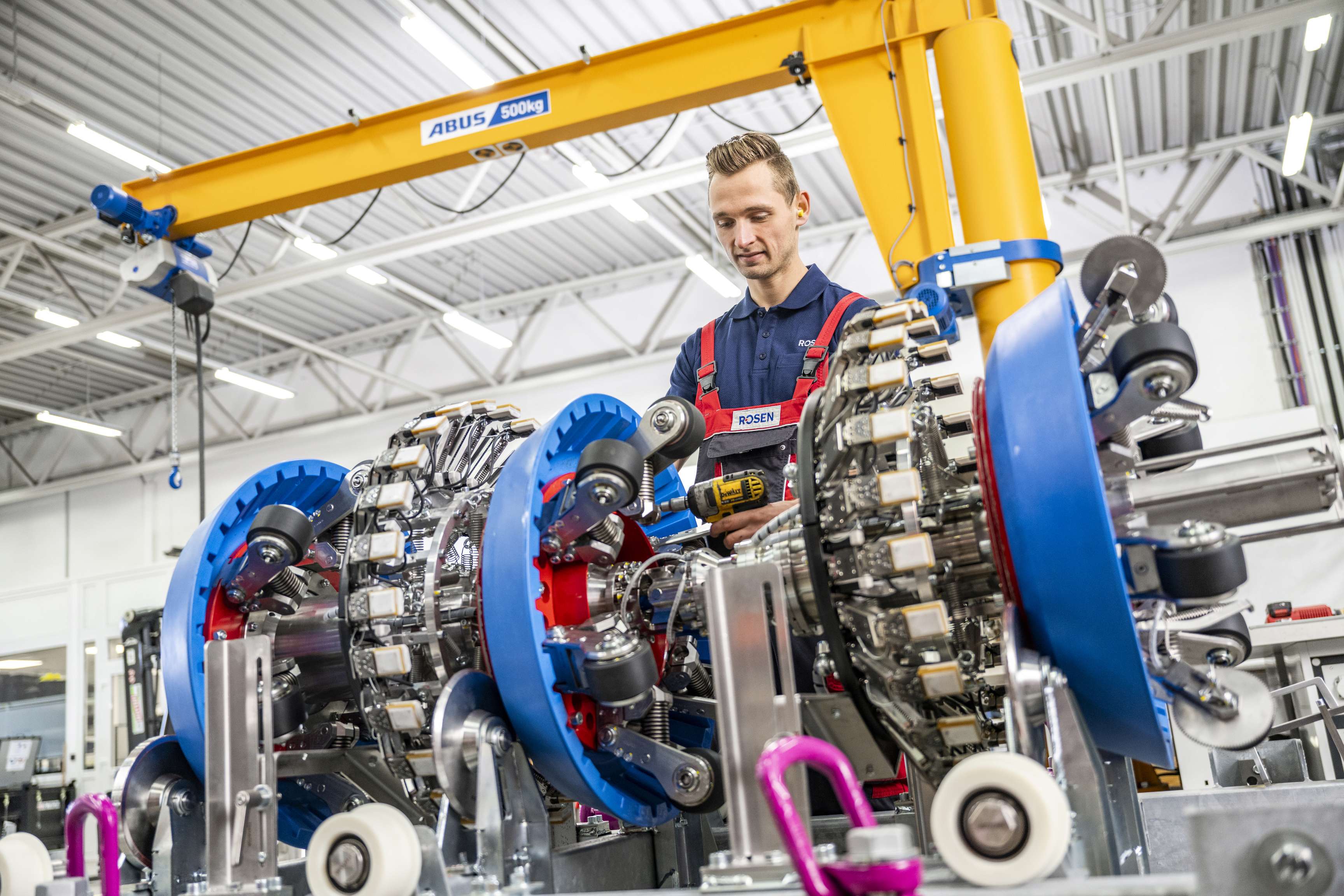 Ein Mann vor einem Kran, der sich auf ein Molchkonzentriert.