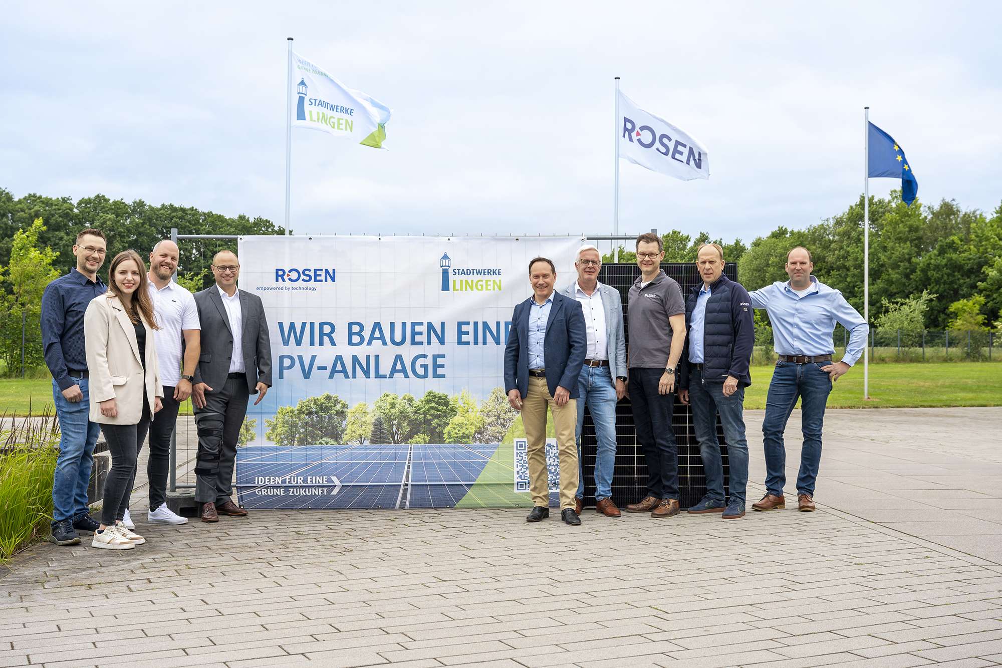 Picture of the project team and managing directors at the official start of the construction of a photovoltaic system in front of the ROSEN Group Innovation Center in Lingen