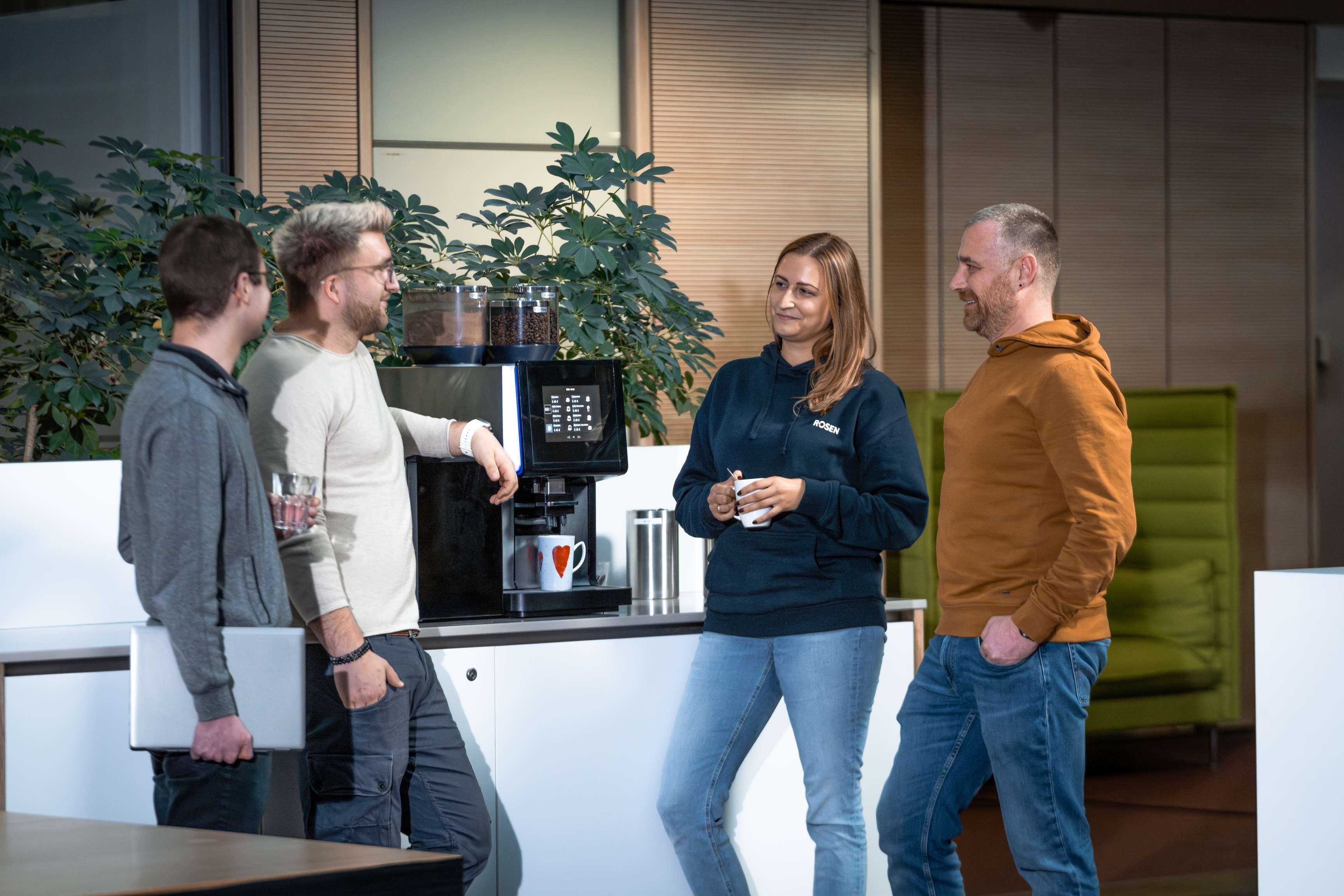 ROSEN colleagues talking to each other at a coffee machine.