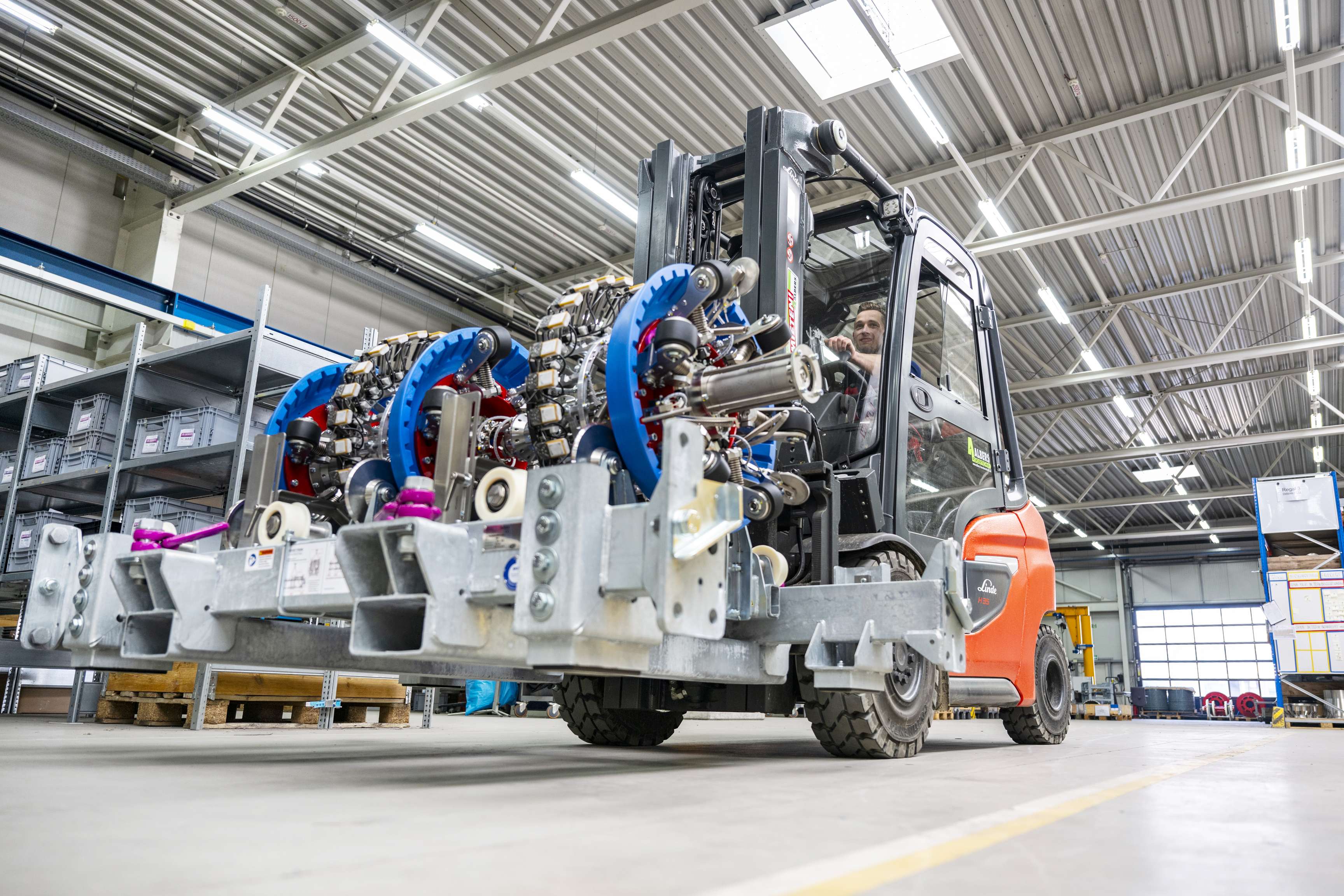 Ein ROSEN-Kollege transportiert mit einem Gabelstapler ein Tool in der Logistikabteilung.
