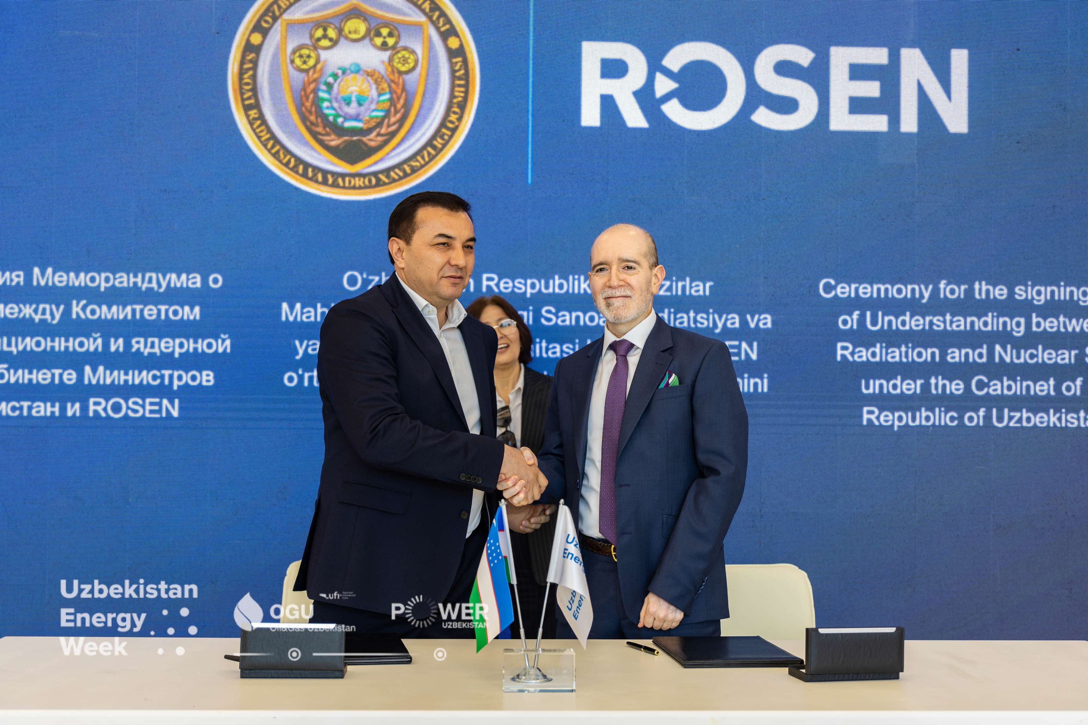 Apretón de manos durante la firma de un memorando de entendimiento en el marco del evento «Oil & Gas Uzbekistan 2026».