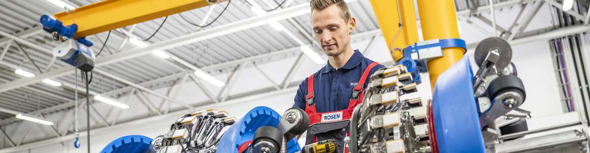 Ein Mann vor einem Kran, der sich auf ein Molchkonzentriert.