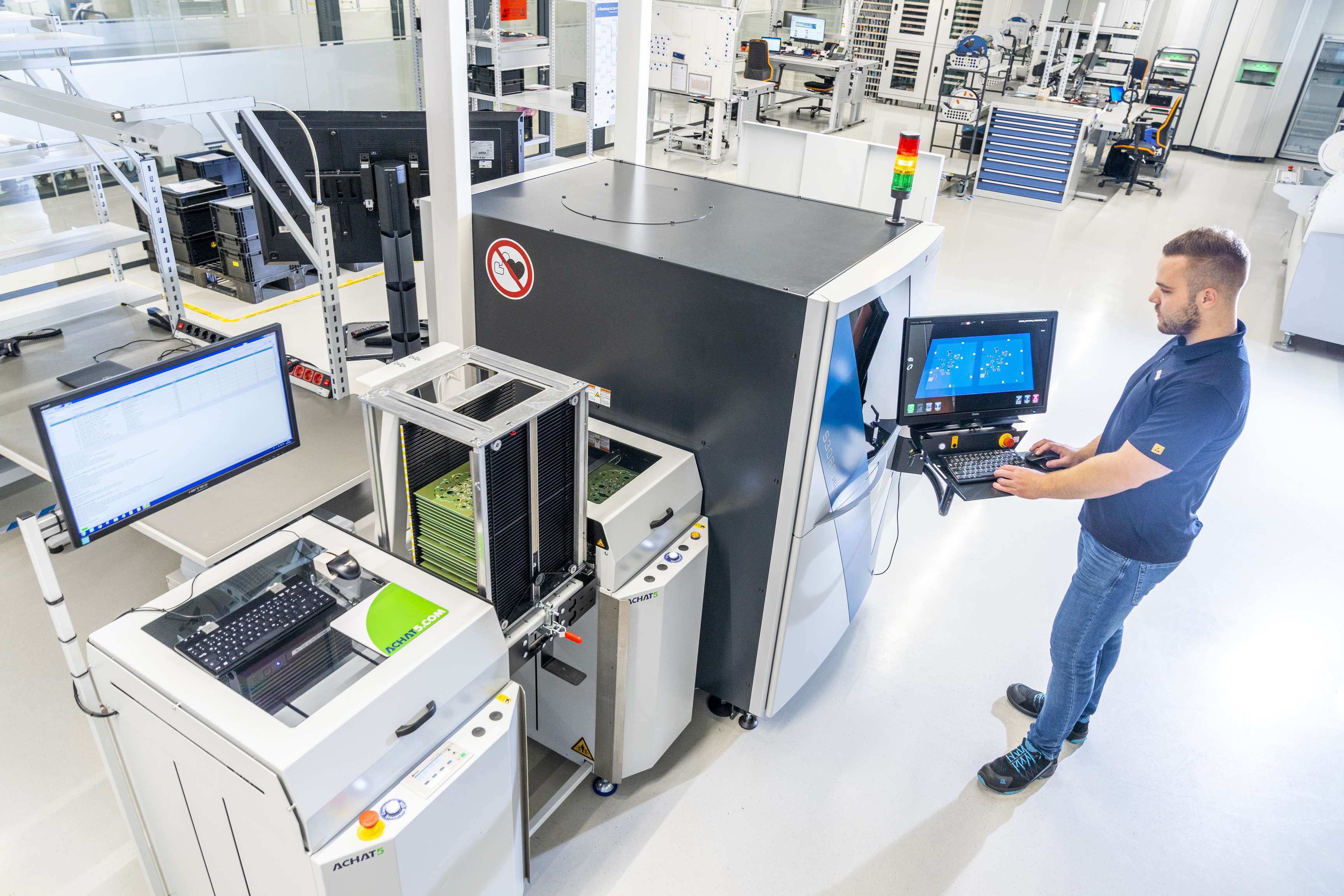 Luftaufnahme der Elektronikfertigung.