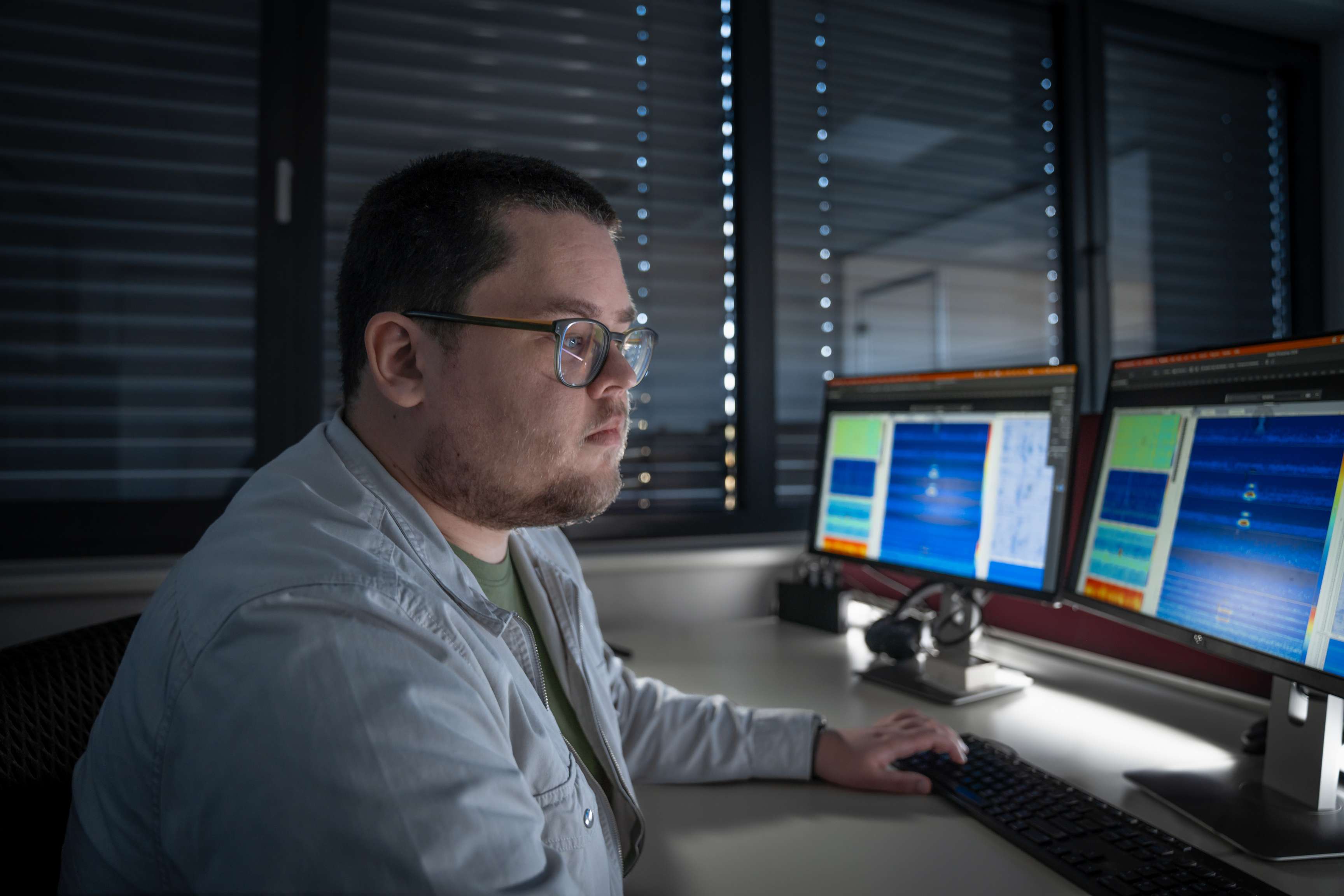 ROSEN colleague sitting in front of a screen during data evaluation.