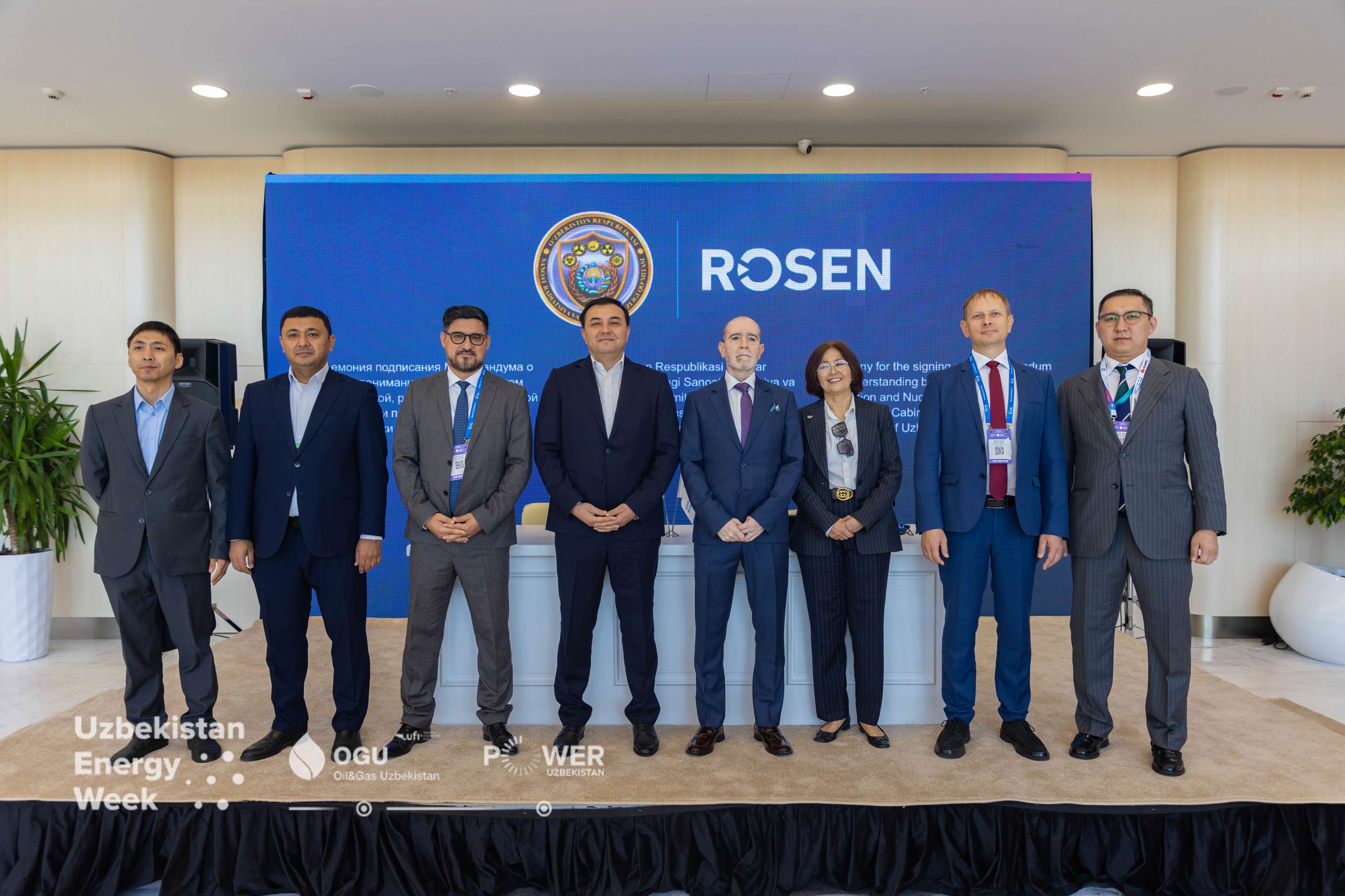 Representantes del Comité de Seguridad Industrial, Radiológica y Nuclear de la República de Uzbekistán y del Grupo ROSEN firman un memorando de entendimiento durante el evento «Oil & Gas Uzbekistan 2026», en presencia de Feruza Tatybaeva, cónsul honoraria del Reino de los Países Bajos en la República de Uzbekistán.