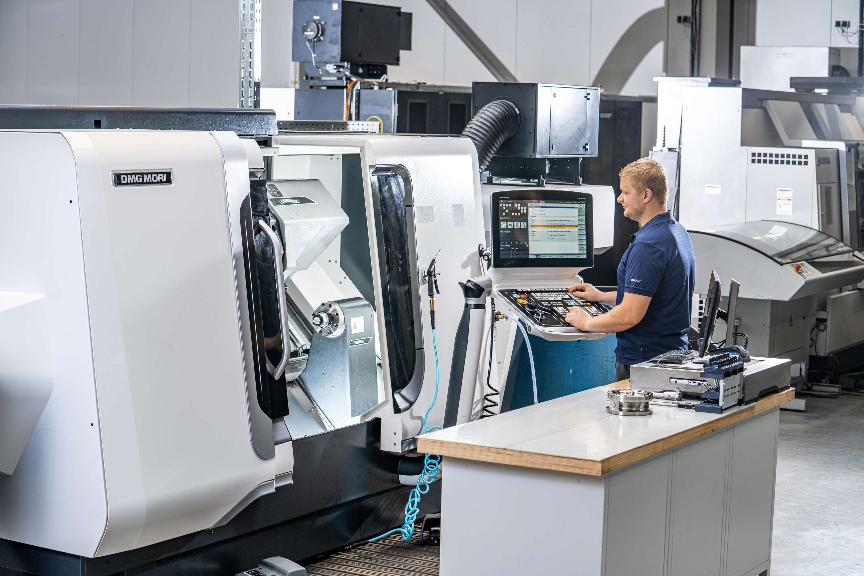 Ein ROSEN-Mitarbeiter bedient eine hochkomplexe Maschine in der Zerspanungsabteilung.