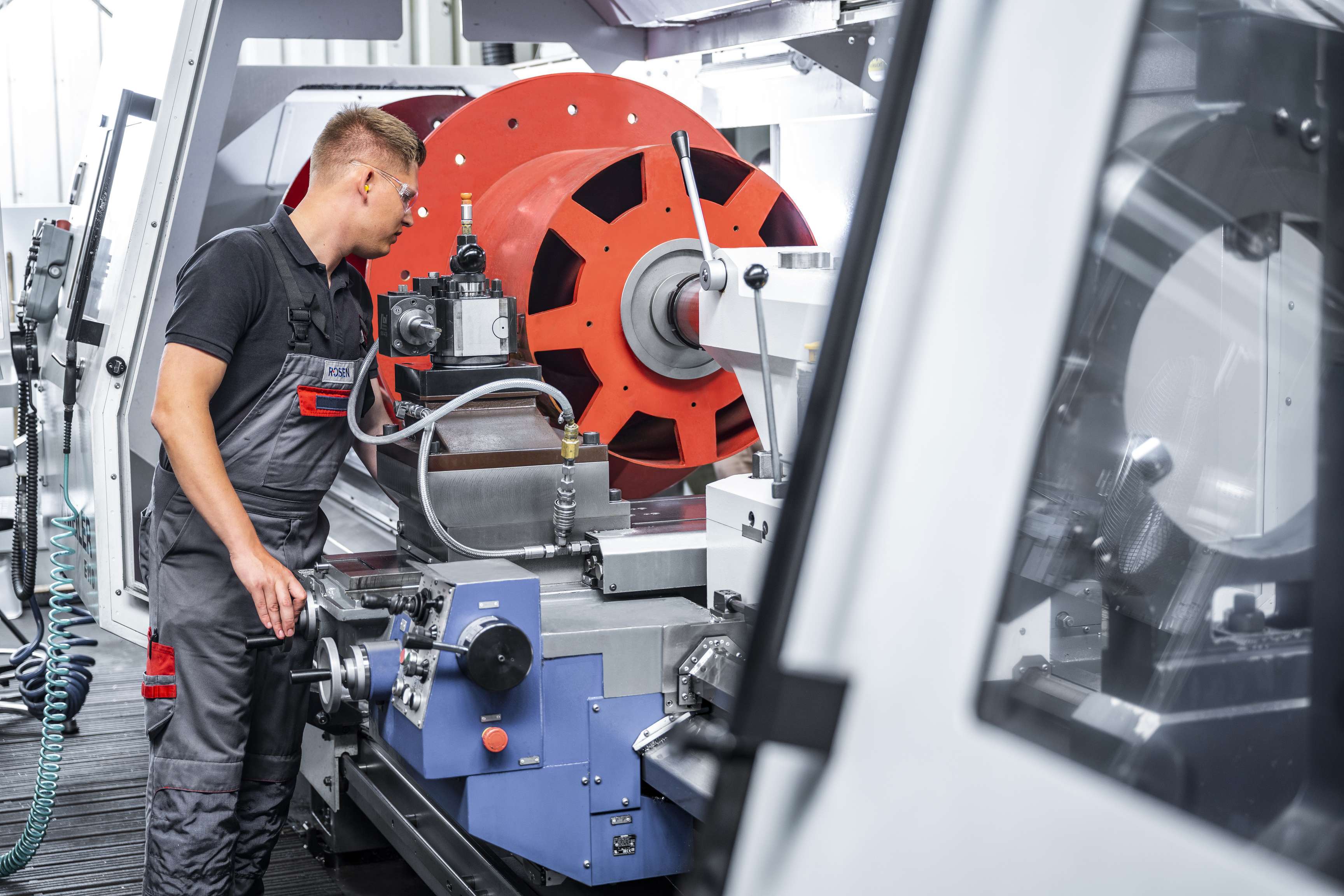 Ein Arbeiter überprüft den Stand der Produktion.