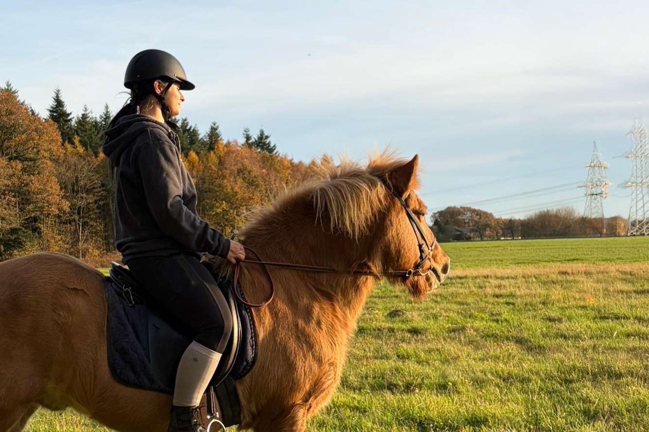 Picture of ROSEN employee Mariella Gutwin on her horse.