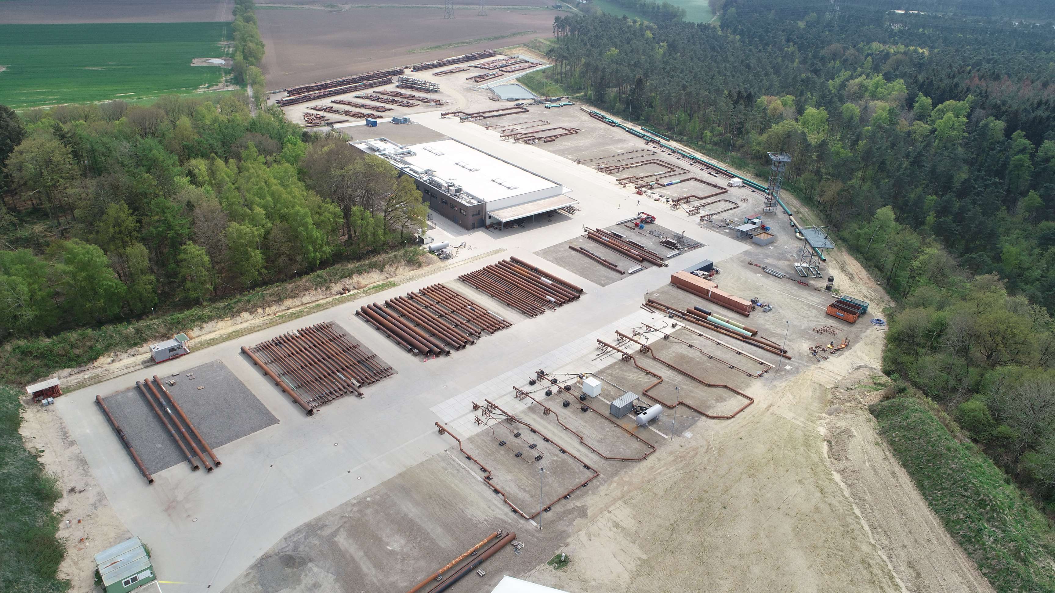 View from above on a part of the test field in Lingen, many pipelines are lined up next to each other.