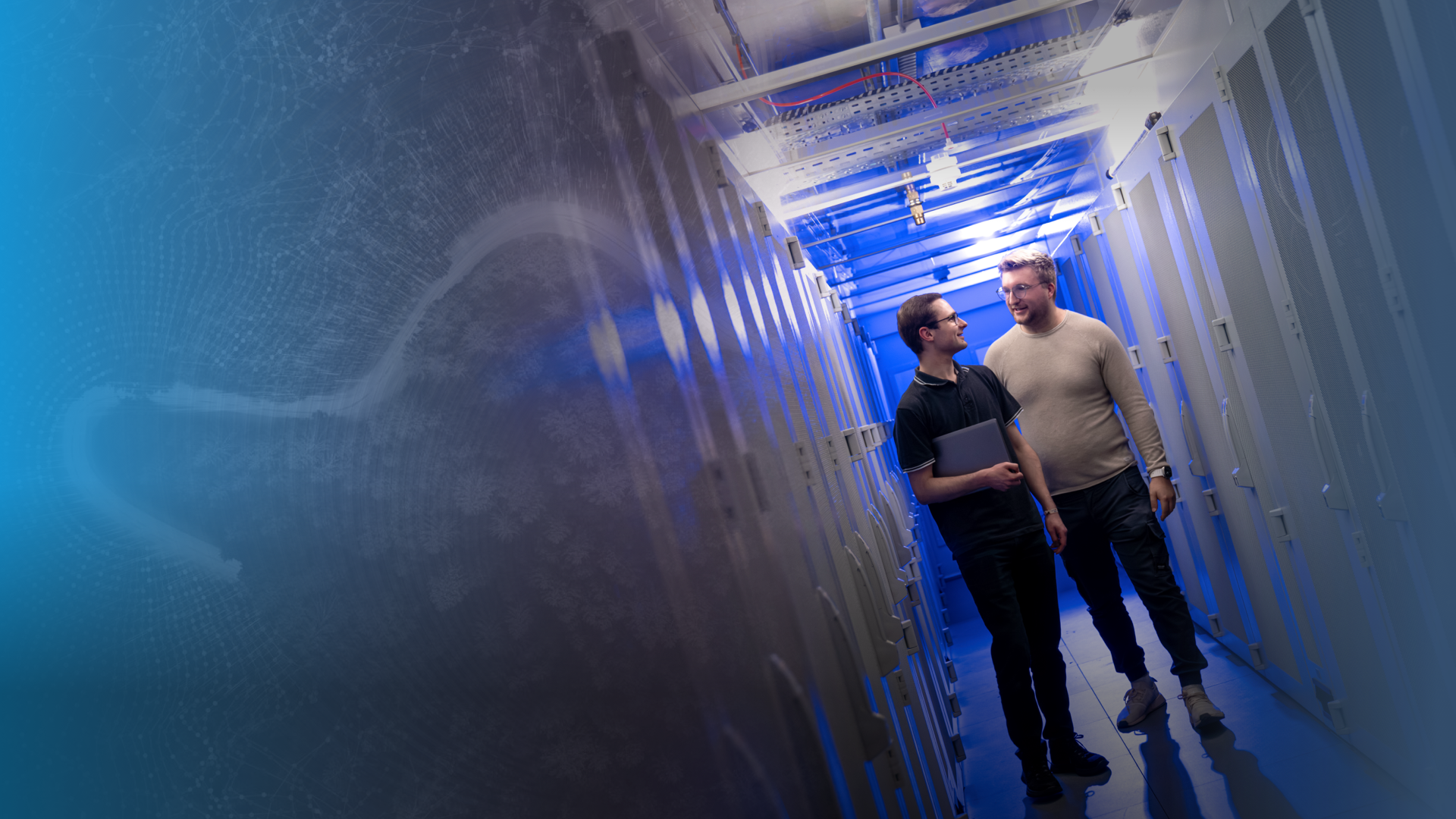 Zwei jüngere Männer unterhalten sich in einem Serverraum