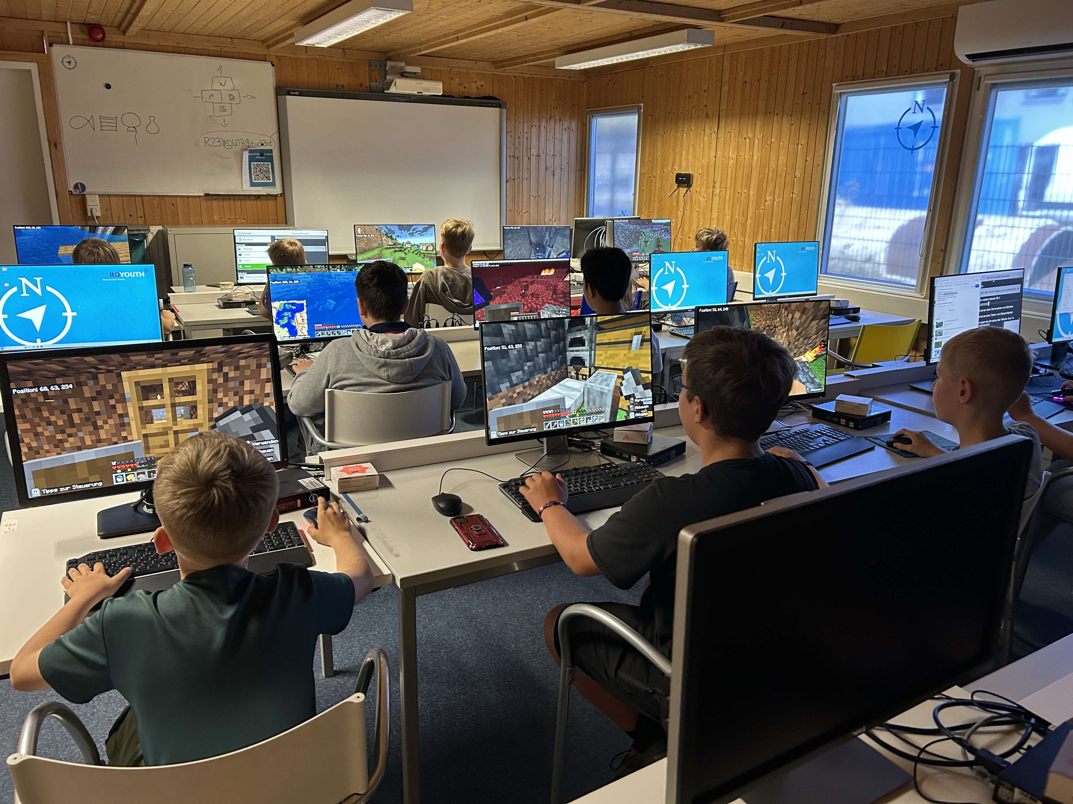 Kinder, die am Computer Minecraft spielen.