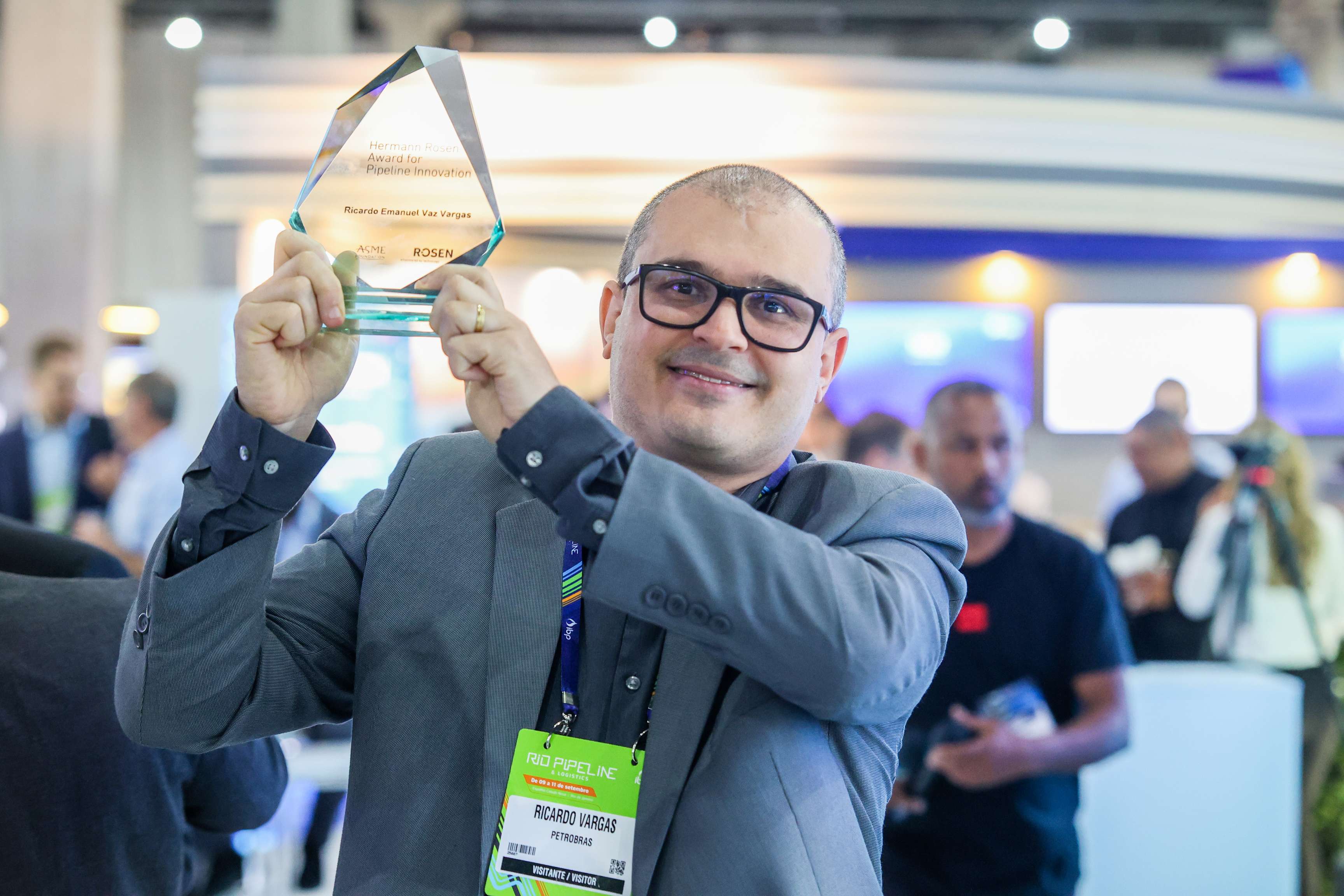 Winner of the ASM -Hermann Rosen Award for Pipeline Innovation with the award in his hands.