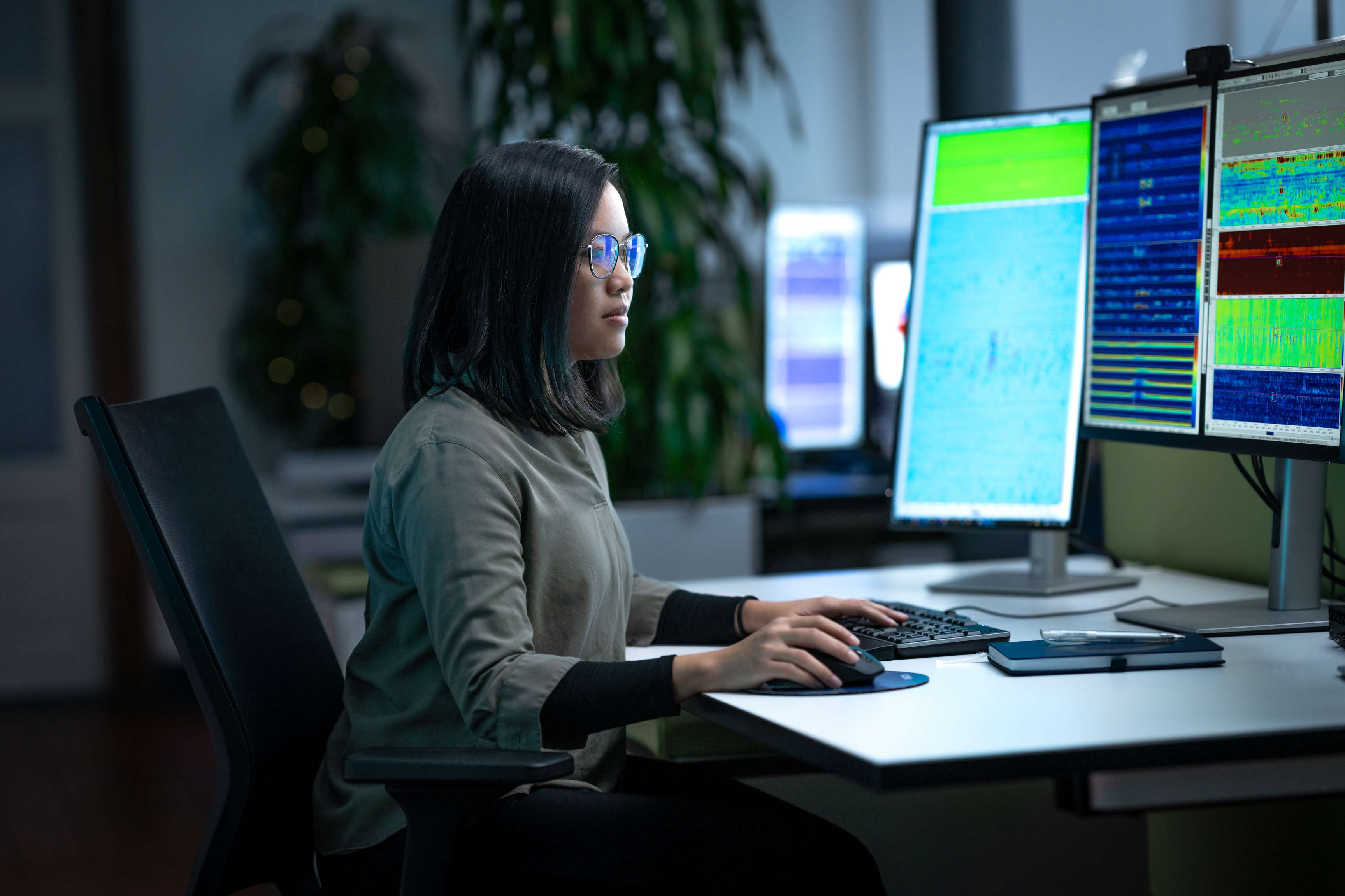 A ROSEN colleague in front of a screen during data evaluation.