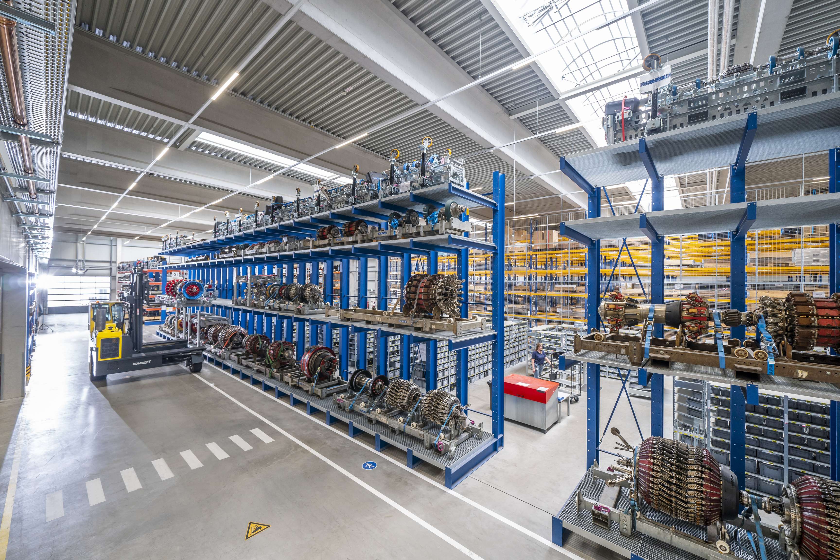 Tools liegen in Regalen in der ROSEN-Logistikhalle.