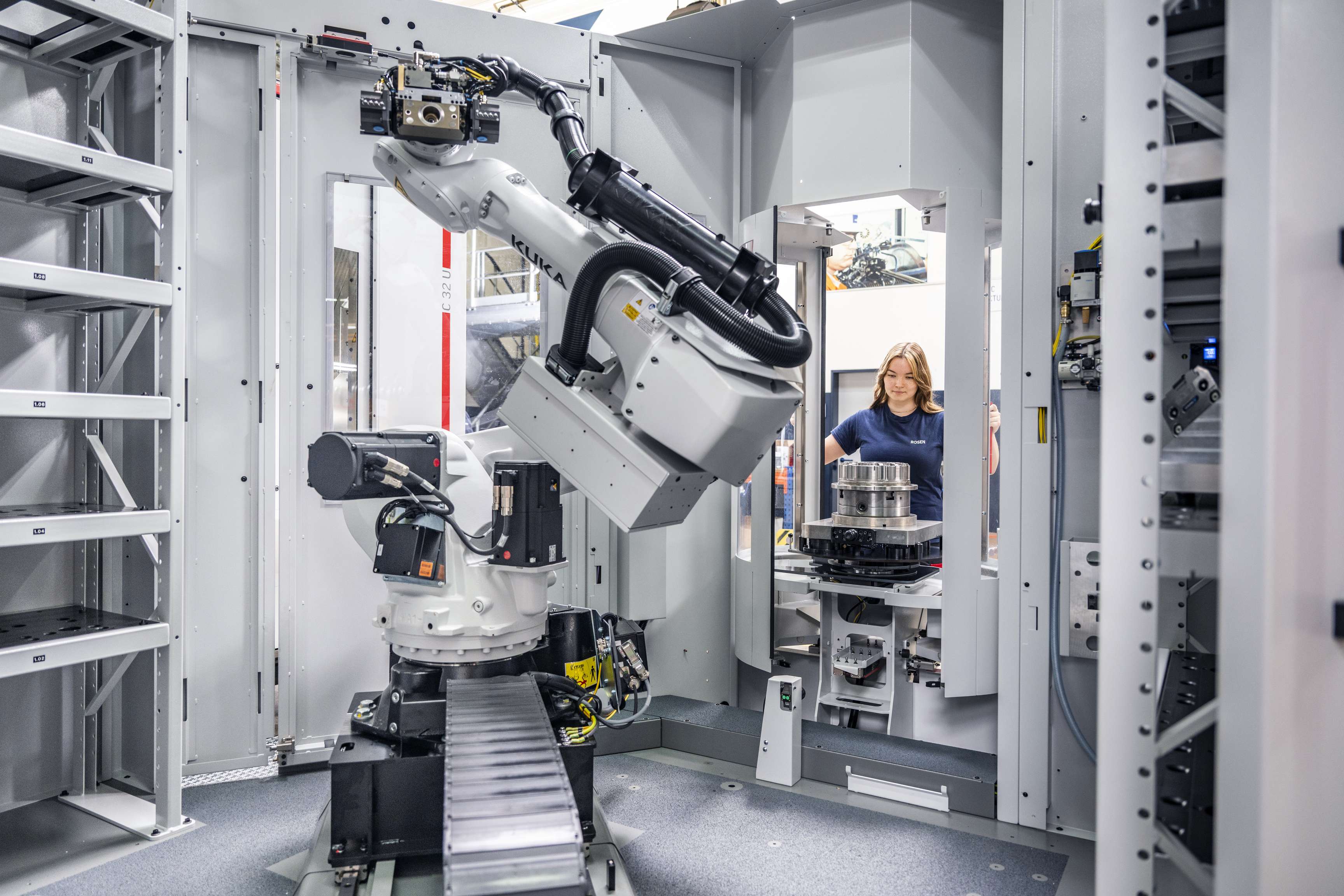 Eine große Maschine, die von einer Frau bedient wird.