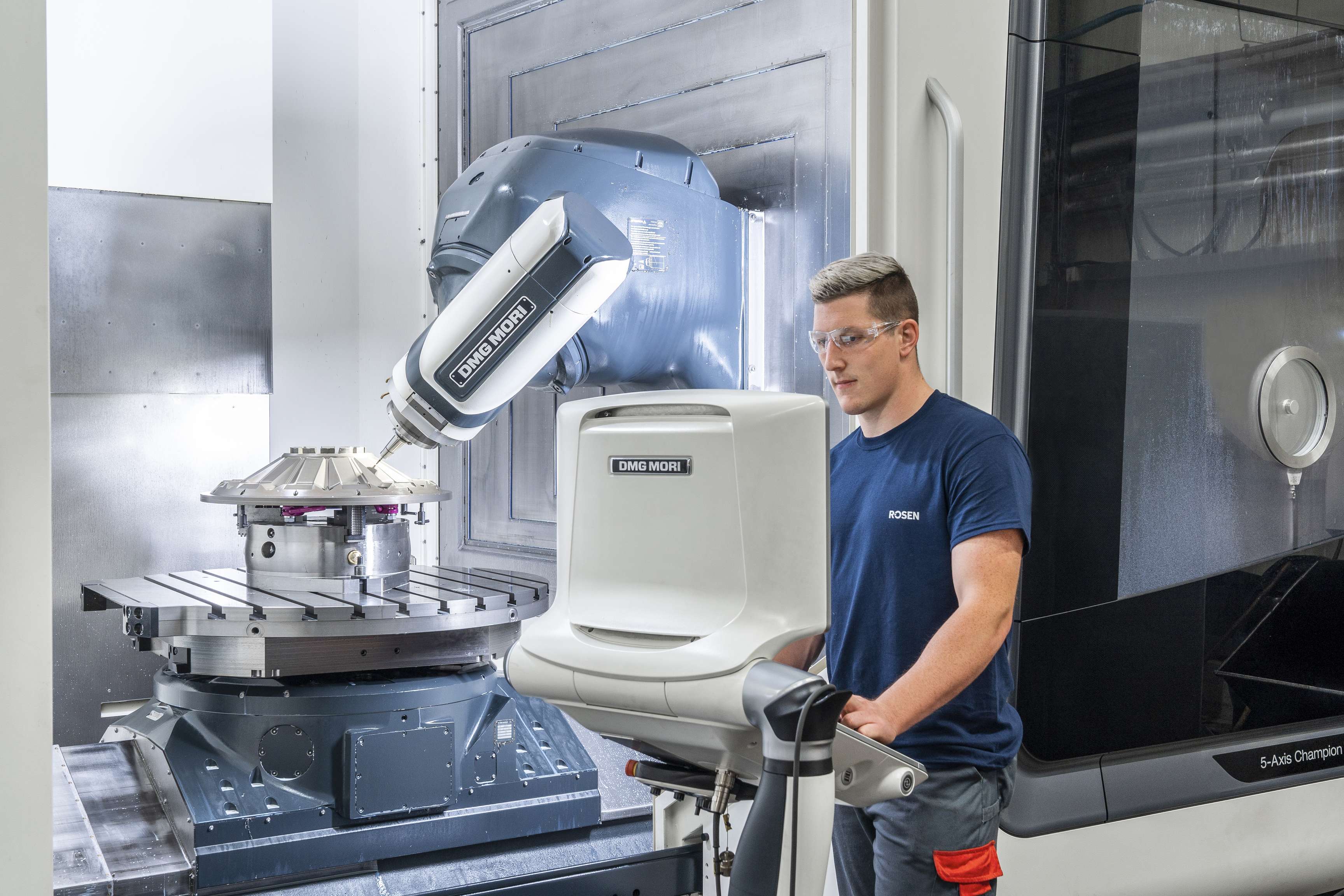 Ein ROSEN Mitarbeiter steht mit Schutzbrille an einer großen, komplexen Maschine.