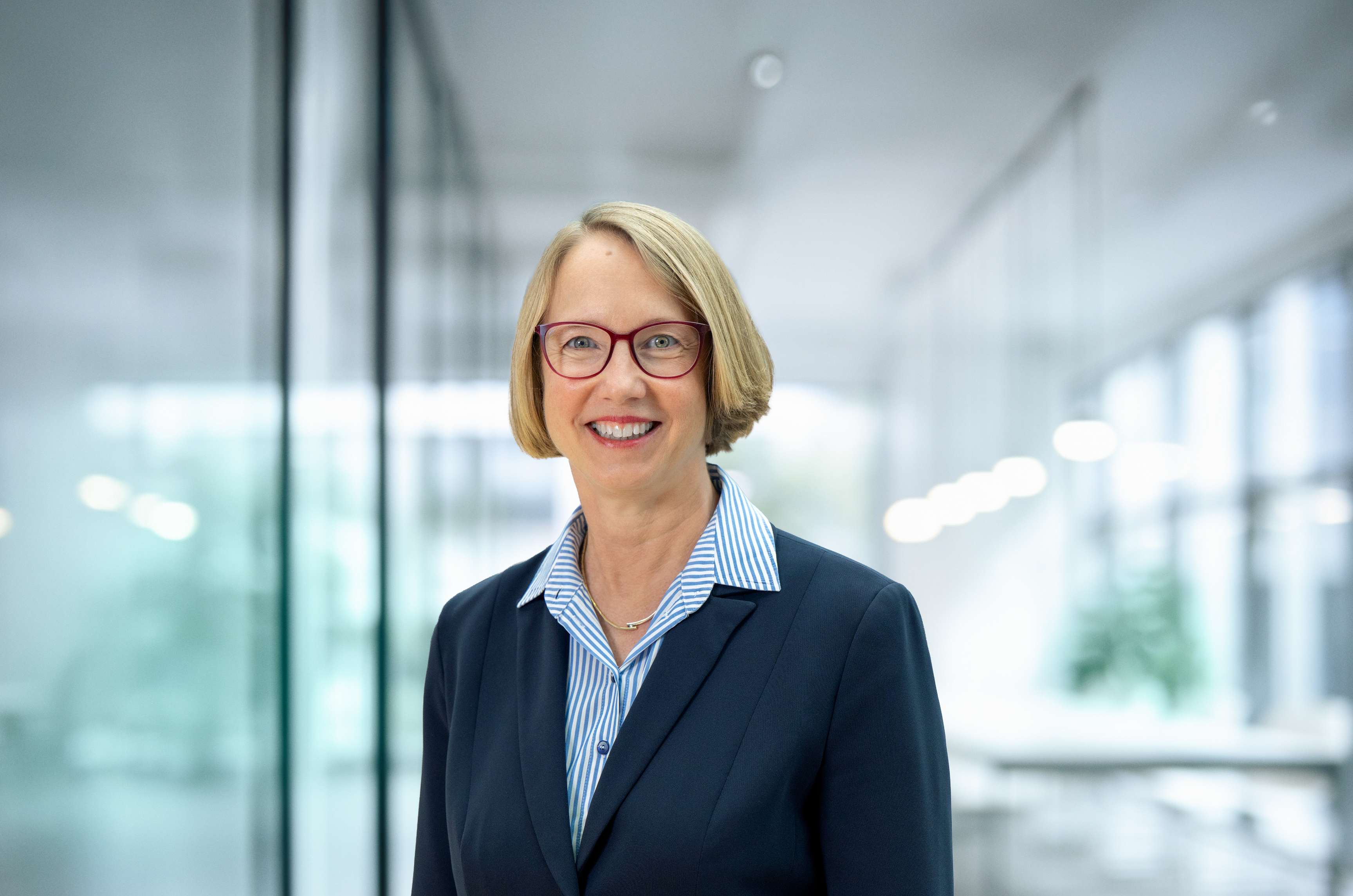 Portrait of Alice Heezen, Chief Human Resources Officer (CHRO)