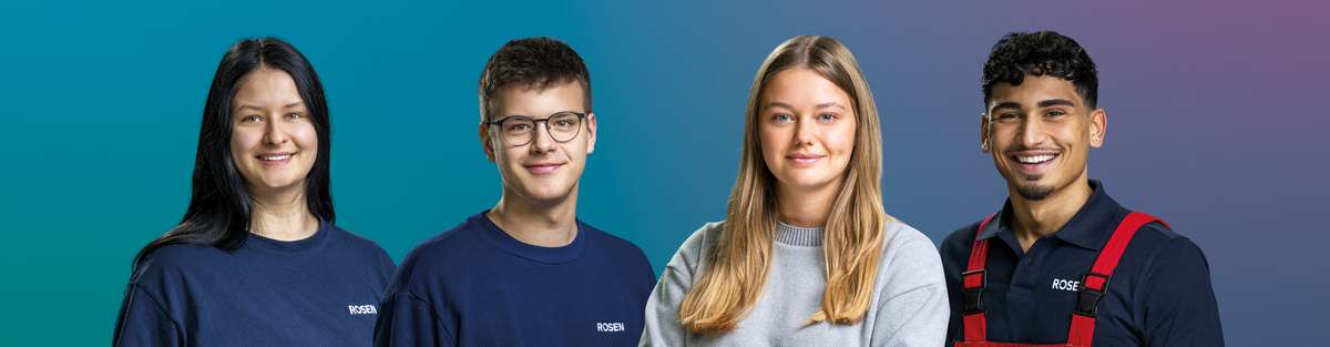 4 Auszubildende sind mittig vorm ROSEN Hintergrund platziert.