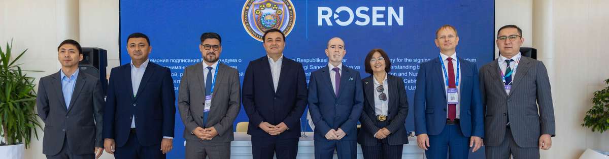 Vertreter des Ausschusses für Industrie, Strahlenschutz und nukleare Sicherheit der Republik Usbekistan und der ROSEN-Gruppe unterzeichnen im Rahmen der Veranstaltung „Oil & Gas Uzbekistan 2026“ eine Absichtserklärung, wobei Feruza Tatybaeva, Honorarkonsulin des Königreichs der Niederlande in der Republik Usbekistan, als Zeugin fungiert.