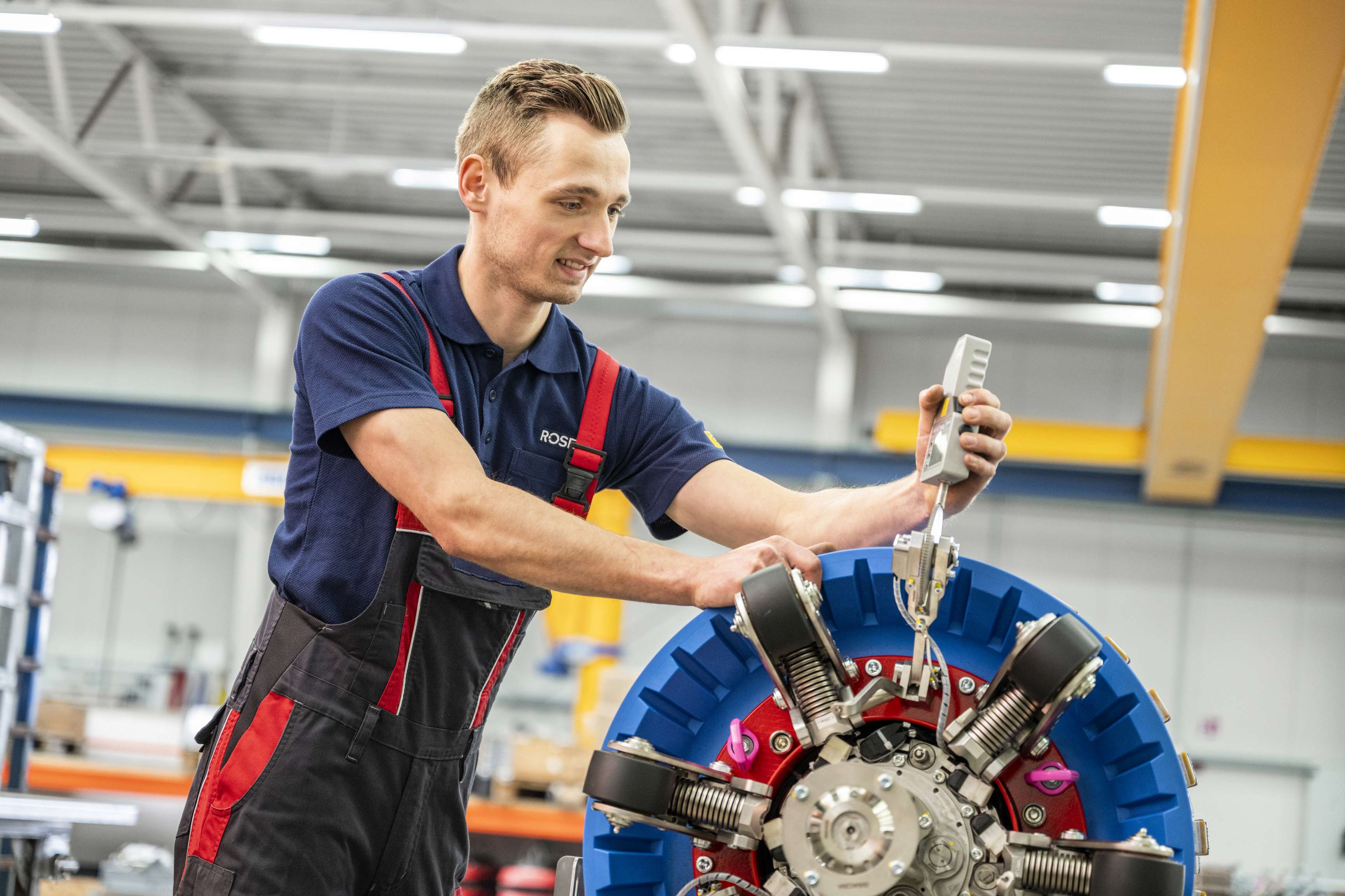 Ein Mann, der einen Molch zusammenbaut.