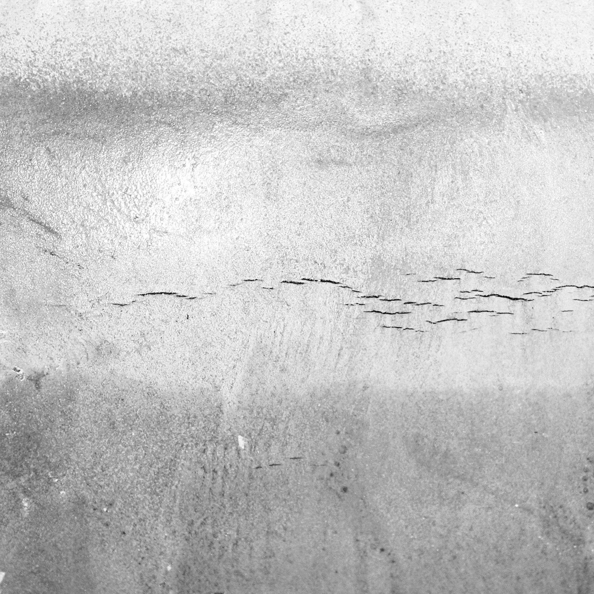 White-grey image showing a form of pipeline cracking.