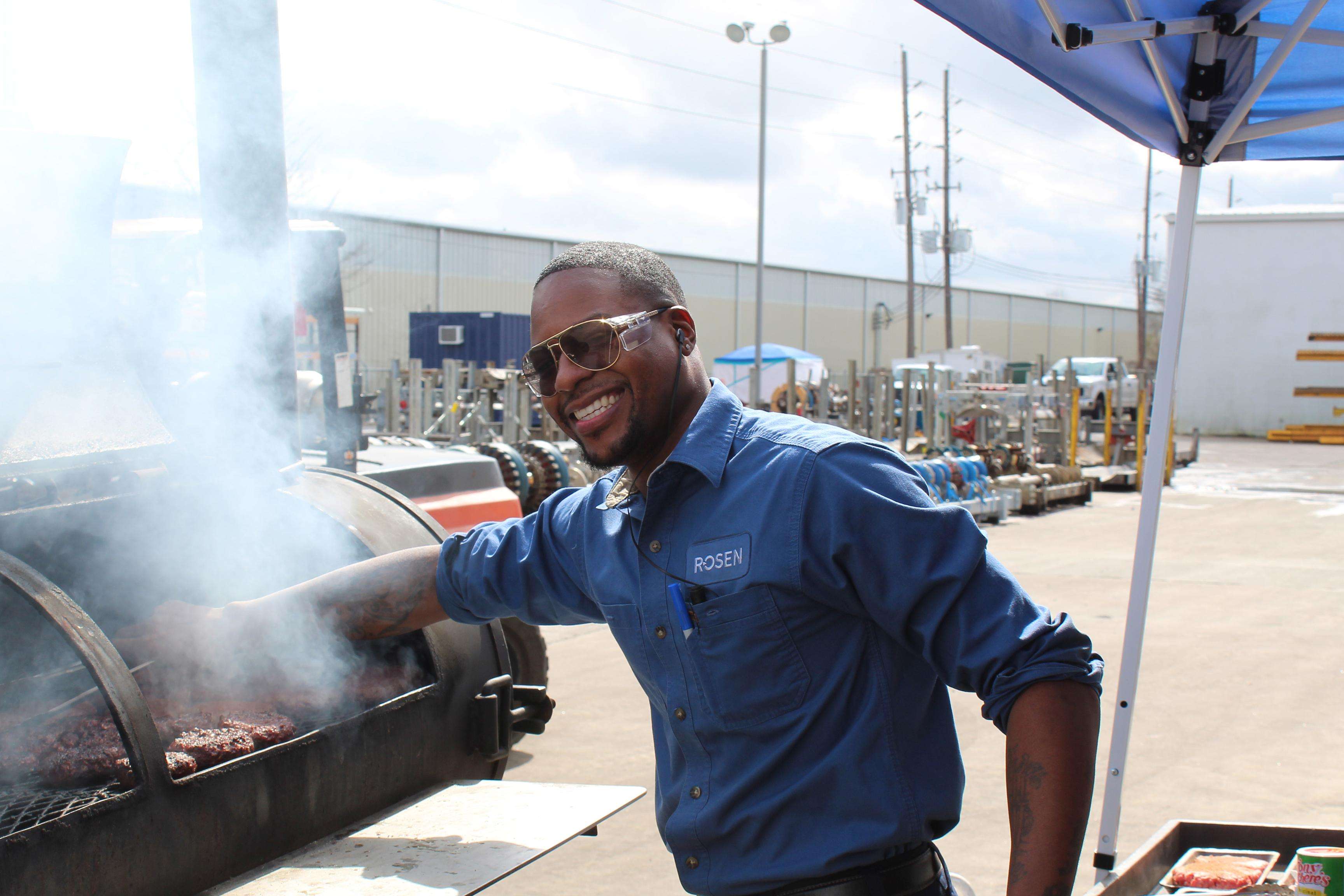 Man in ROSEN shirt having a barbecue at a ROSEN site.