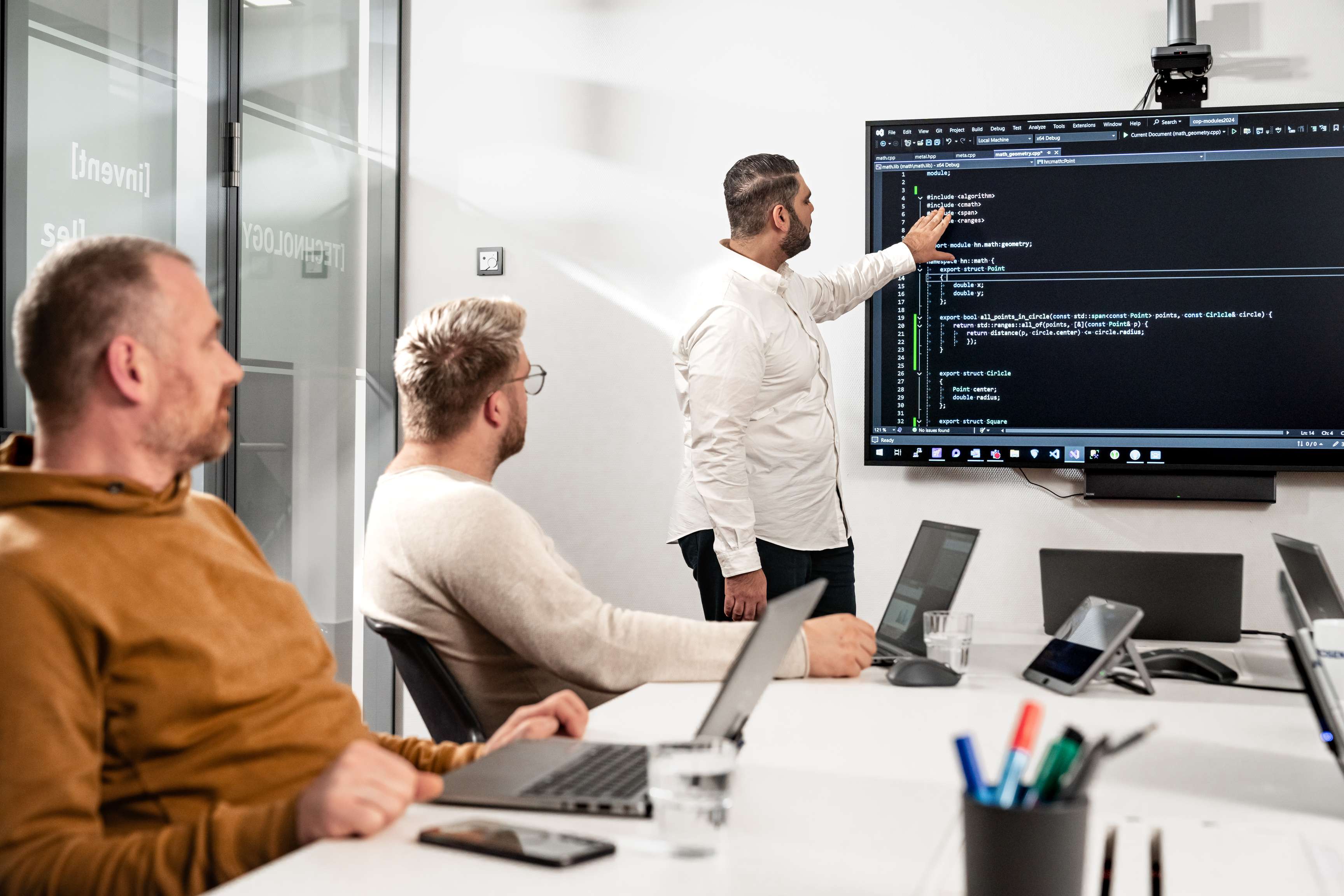 ROSEN-Kollegen in einem Besprechungsraum, während einer von ihnen eine Präsentation hält.