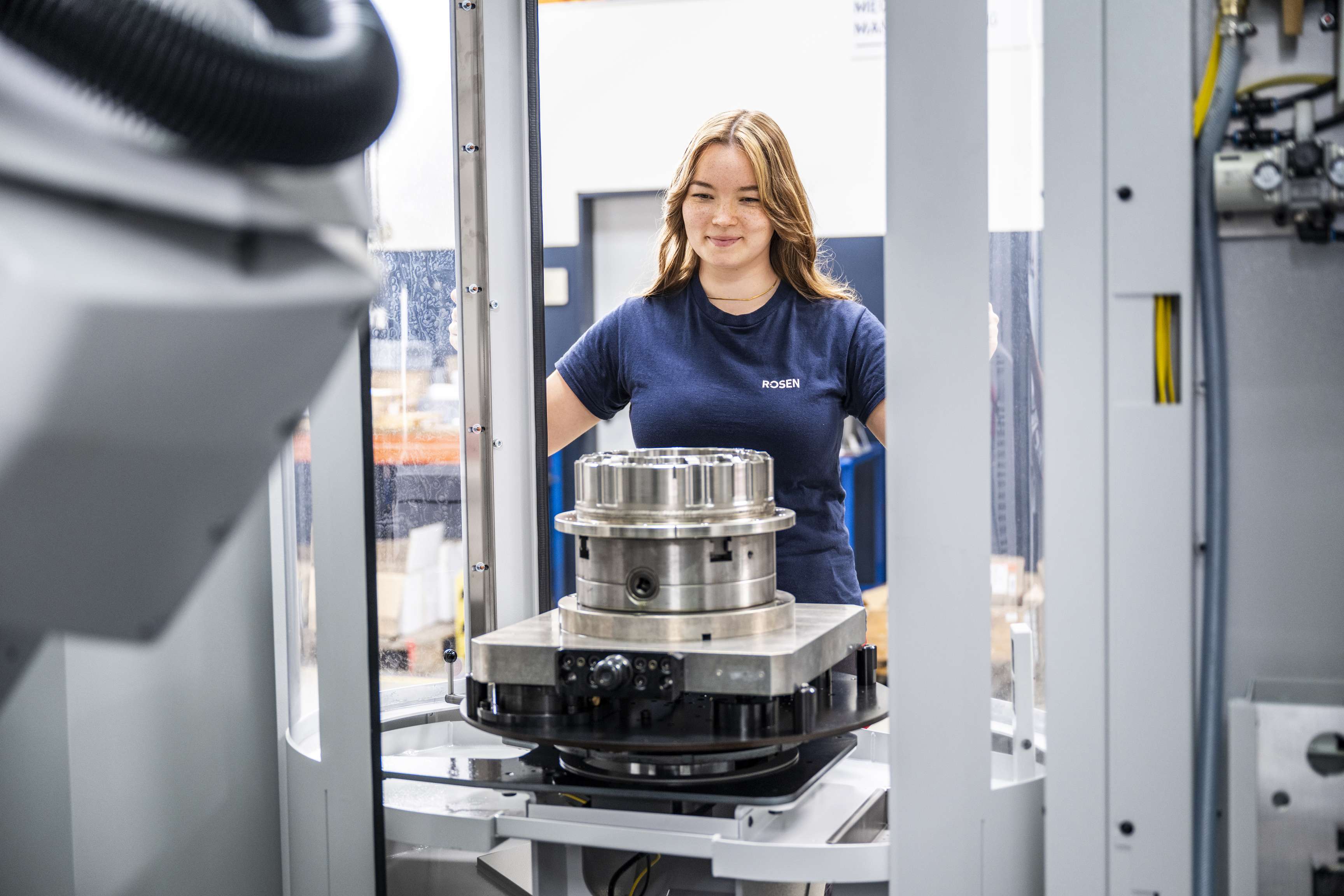 Eine große Maschine, die von einer Frau bedient wird.