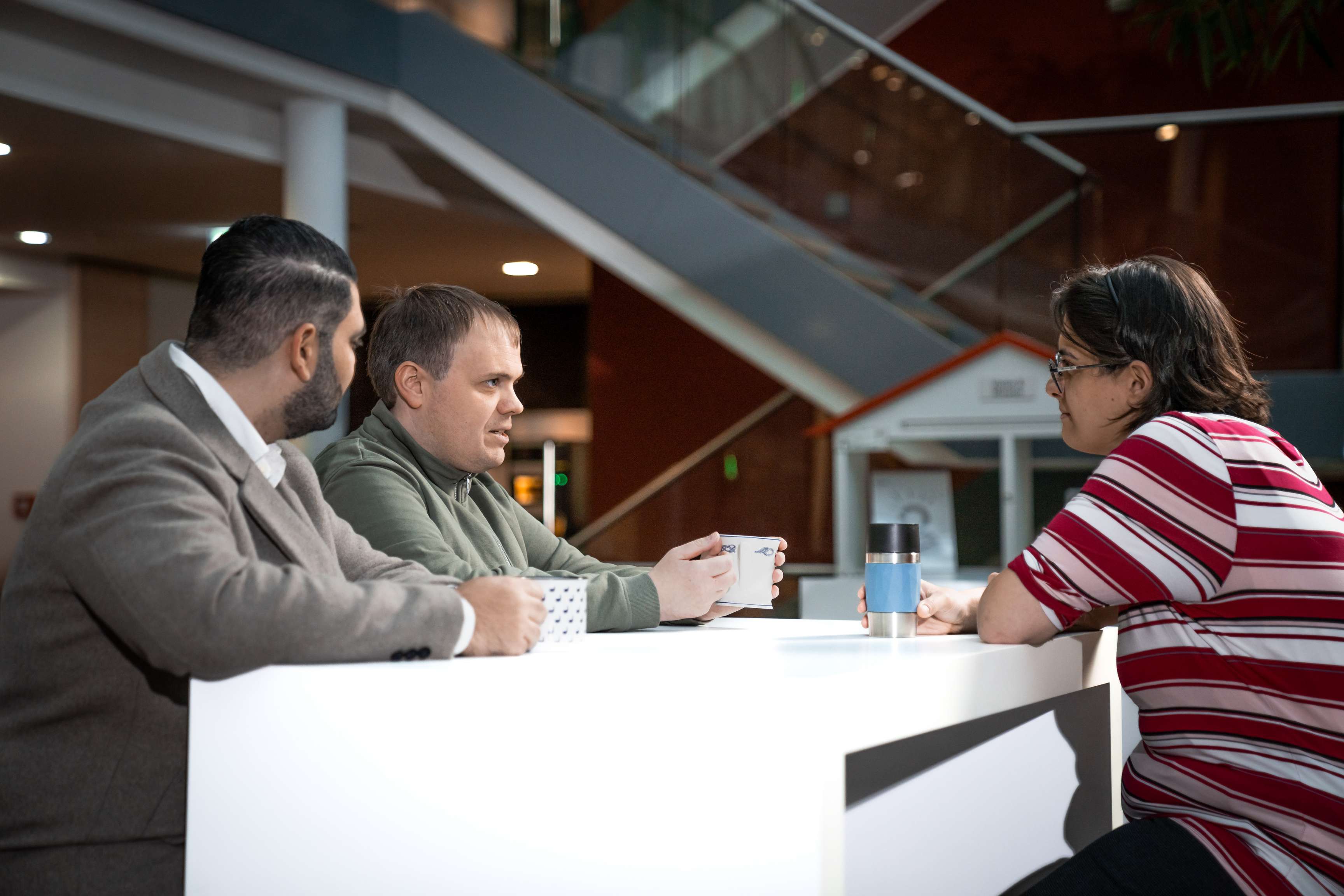 ROSEN colleagues sitting in the Innovation Center drinking coffee and talking.