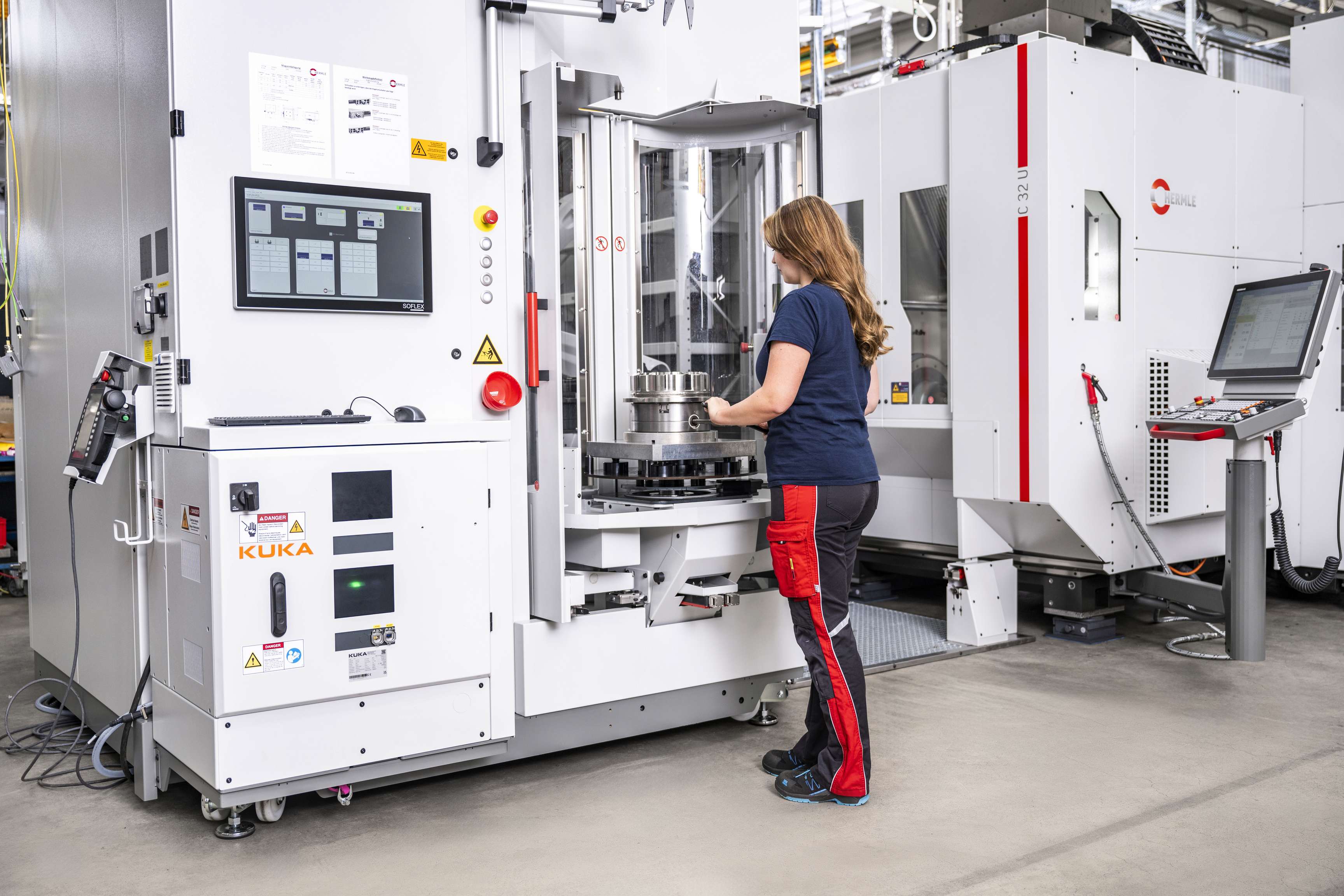 Eine Frau, die eine große Maschine bedient.