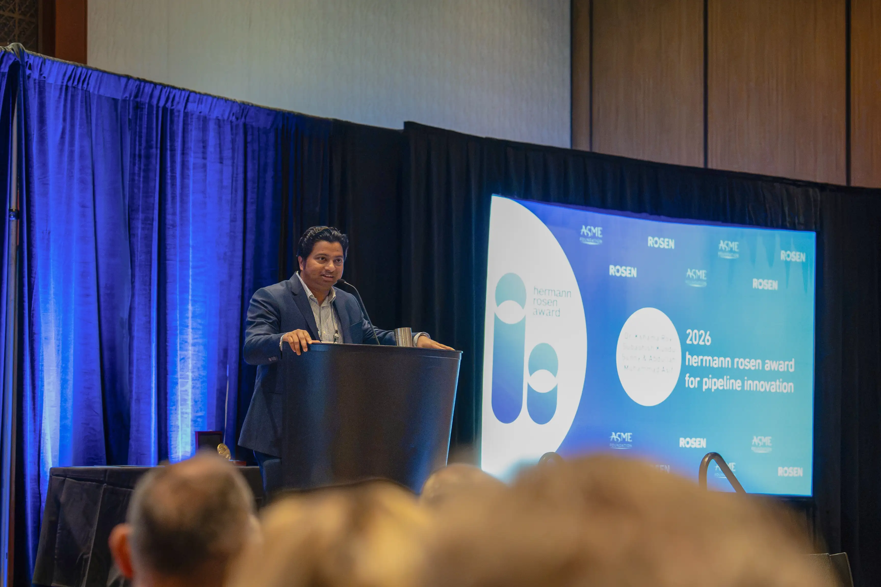 Dr. Kshama Roy accepting the 2026 Hermann Rosen Award for Pipeline Innovation in the name of the entire PIPEGEO project team.
